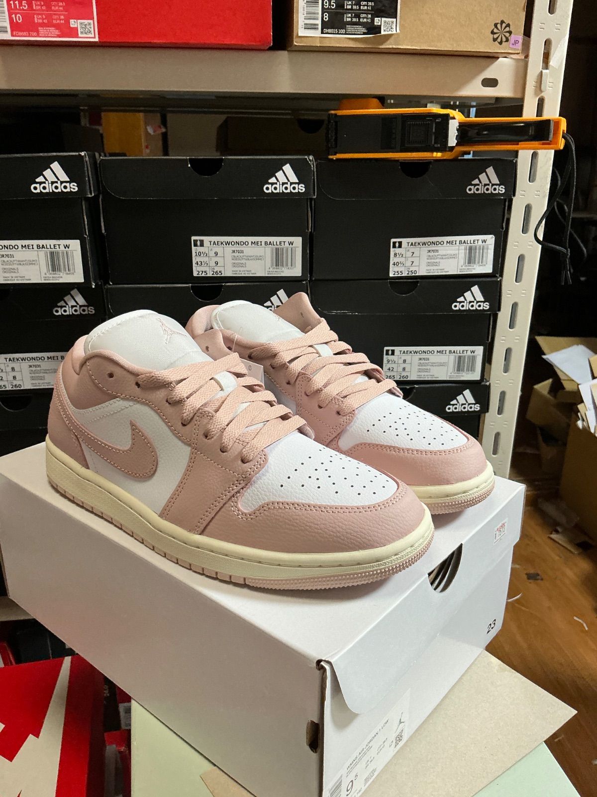 NIKE ナイキ　AIR JORDAIN 1 LOW　26.5cmウィメンズ