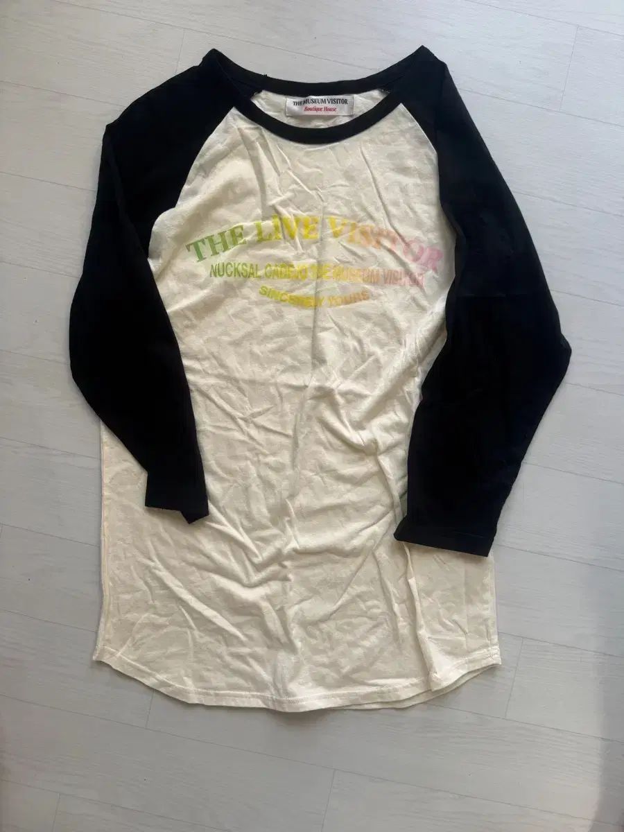 THE MUSEUM VISITOR ザミュージアムビジター × カデホ ［Kadeho］ ［Nak-sal］ コラボ 7分 ラグランTシャツ