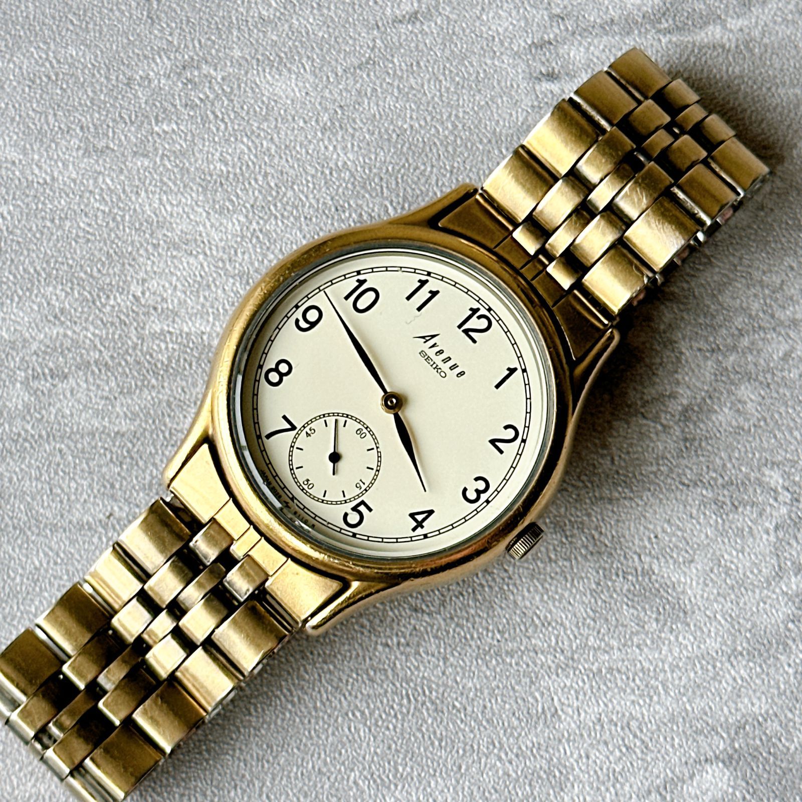 SEIKO Avenue セイコーアベンニュー 2G28-6140 スモールセコンド ホワイト文字盤 クォーツ ヴィンテージ ブレスレットウォッチ 日本製 レディース メンズ ユニセックス