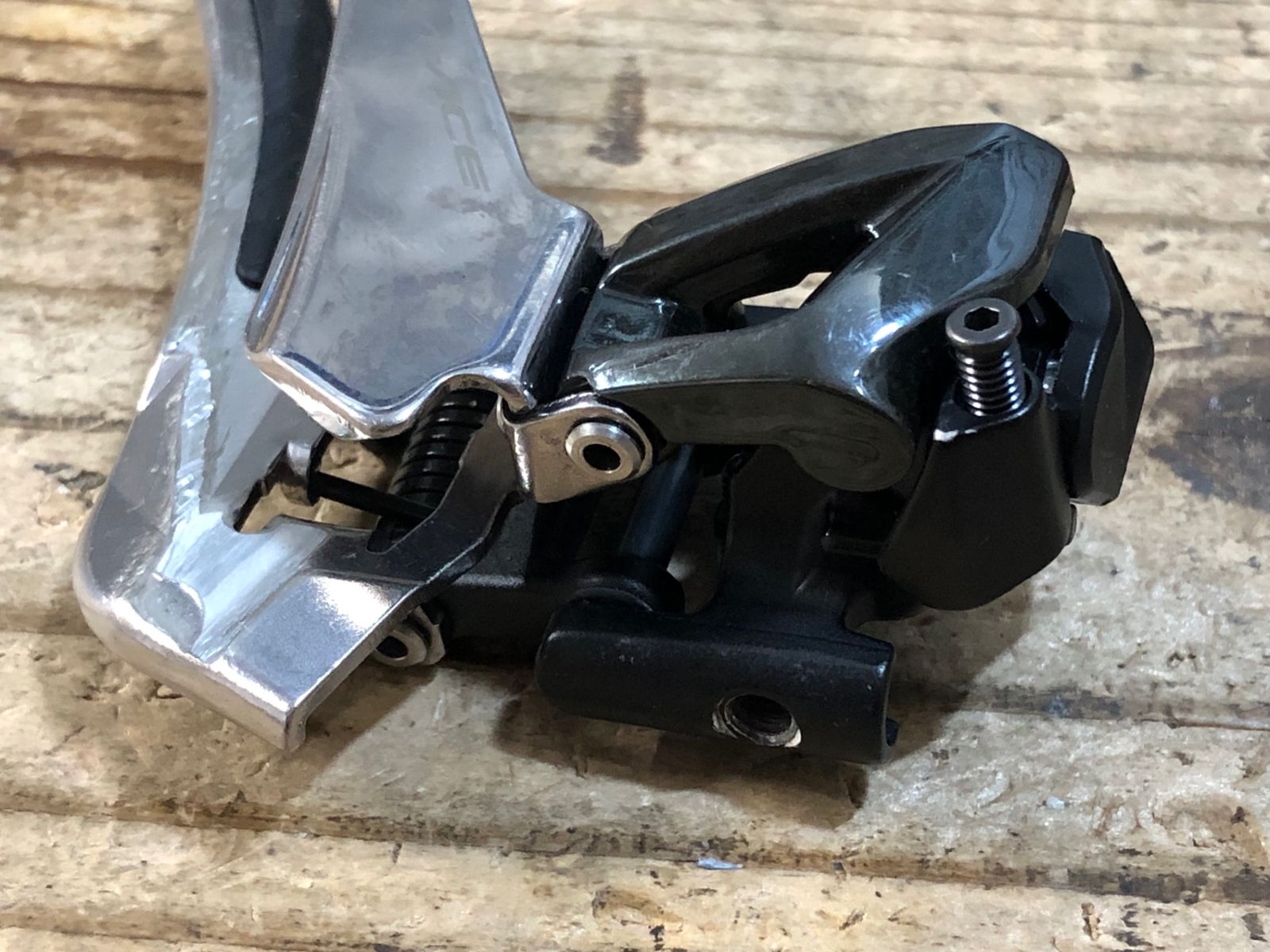 KH307 シマノ SHIMANO デュラエース DURA-ACE FD-R9100 フロントディレイラー 直付 2s ※座布団、固定ボルト欠品