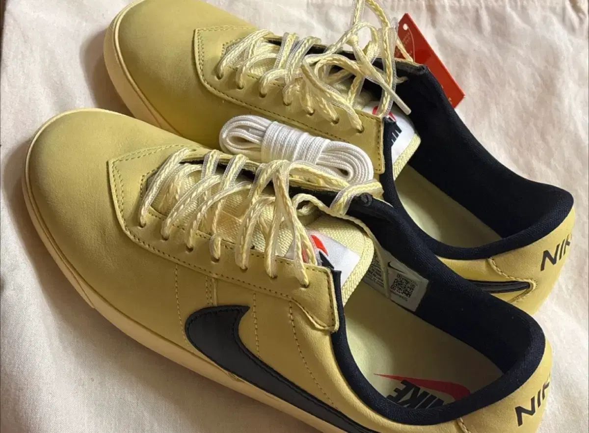 新品 NIKE アストログラバー QS ソフト イェロー 250 11,265円