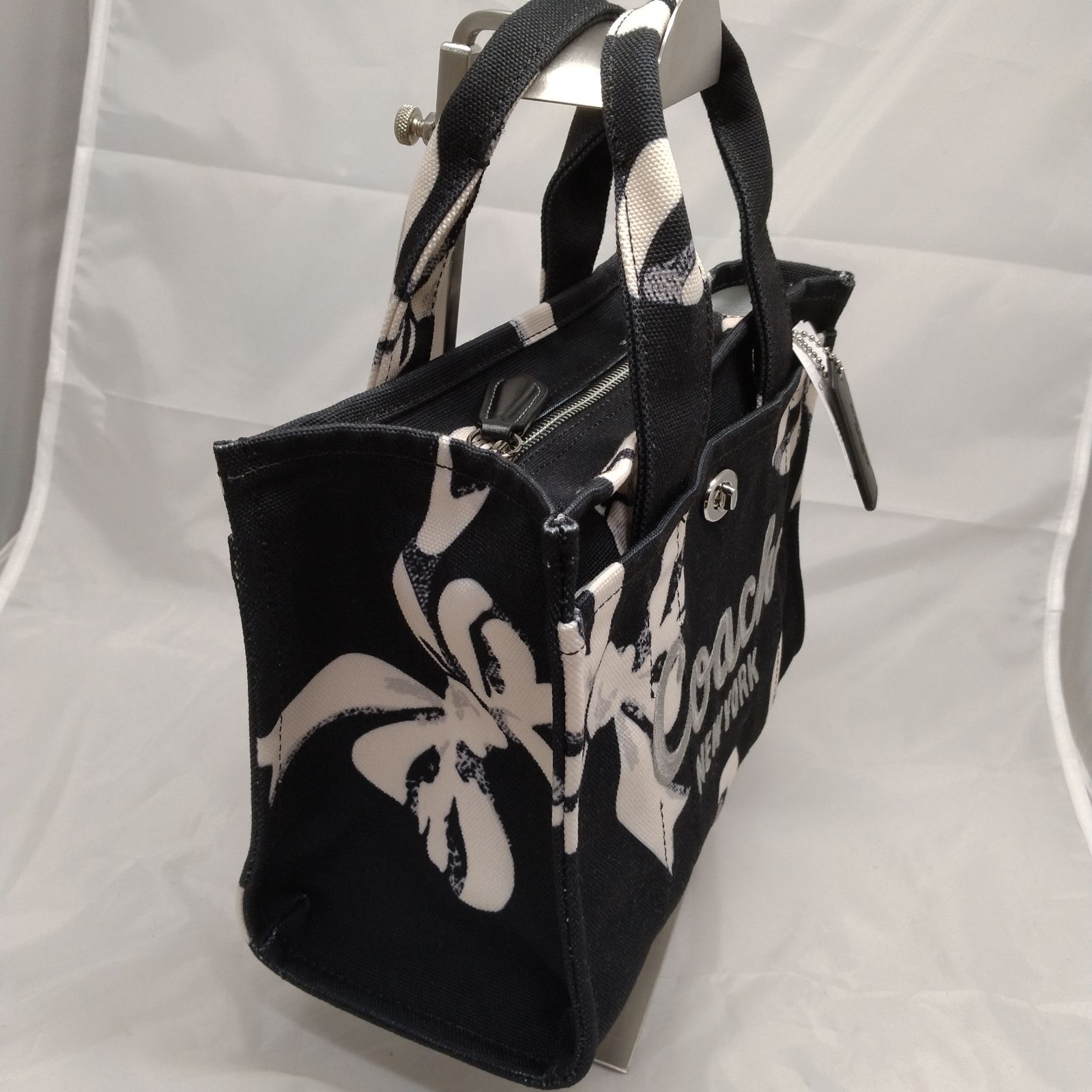 新品未使用】Coach ブラックカーゴトートバッグ リボン柄キャンバス26