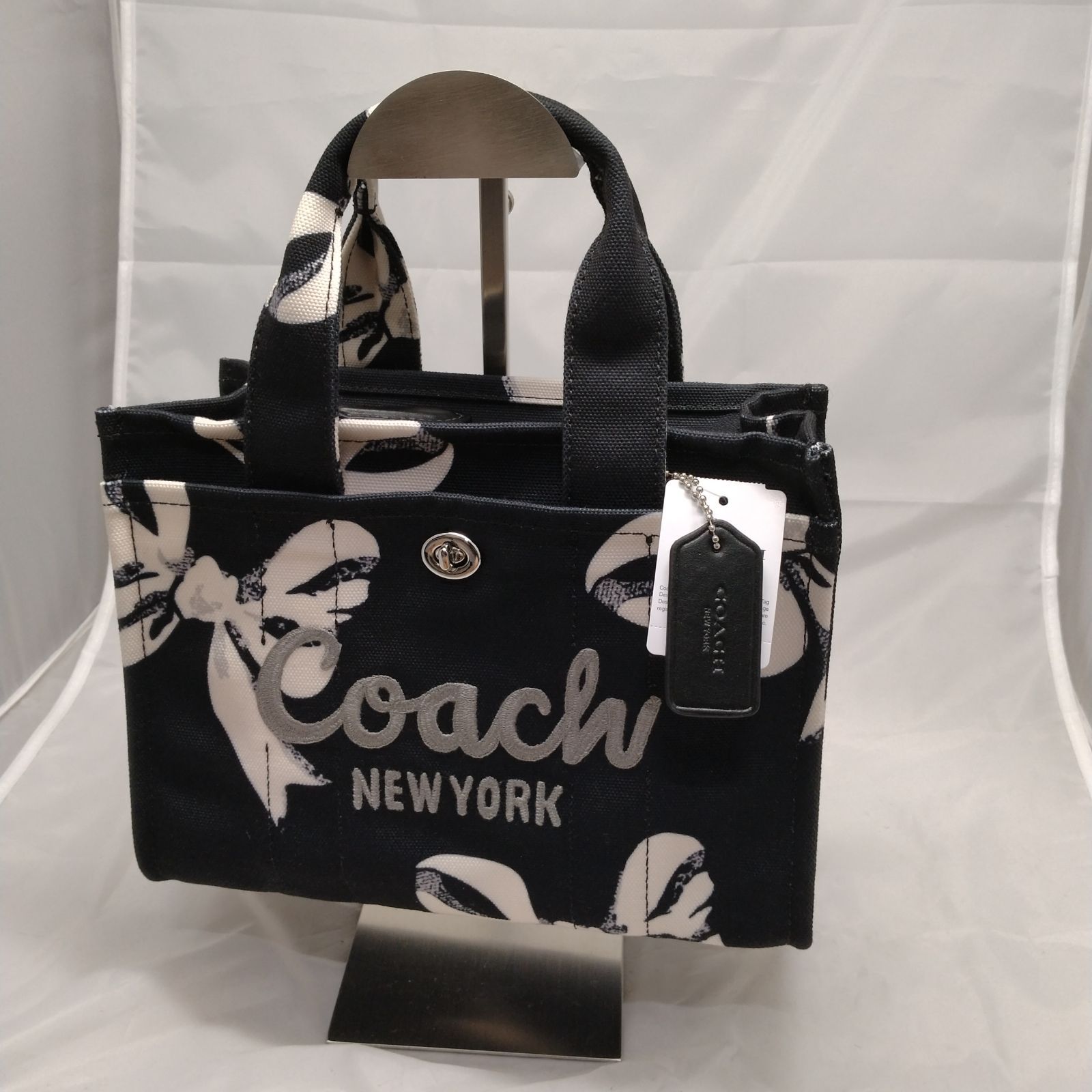 ✨中古品✨Coach ブラックカーゴトートバッグ リボン柄キャンバス26サイズ 新品未使用】Coach ブラックカーゴトートバッグ リボン柄キャンバス26