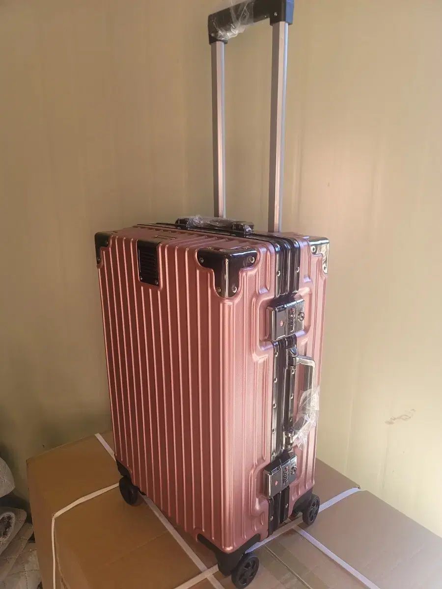 新品 ポリカーボネイト機内持ち込み用 20インチ キャリアー