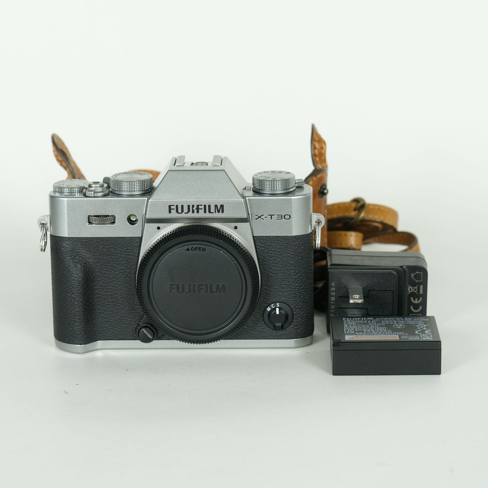 [良品 | シャッター数1回｜レザーケース付] FUJIFILM X-T30 [ボディ シルバー] | FUJIFILM Xマウント