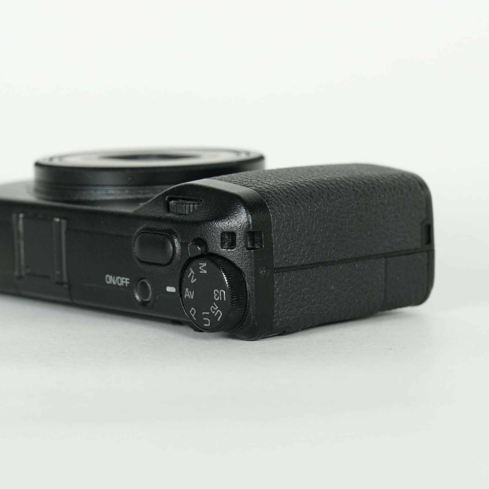 シャッターカウント95と極少の美品、RICOH GRⅢ 並品 | シャッター数9,095回] RICOH GR III | コンパクトデジタル