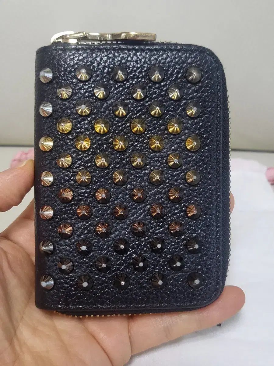 Christian Louboutin(クリスチャンルブタン) スタッズ ジッパー カードウォレット 正規品
