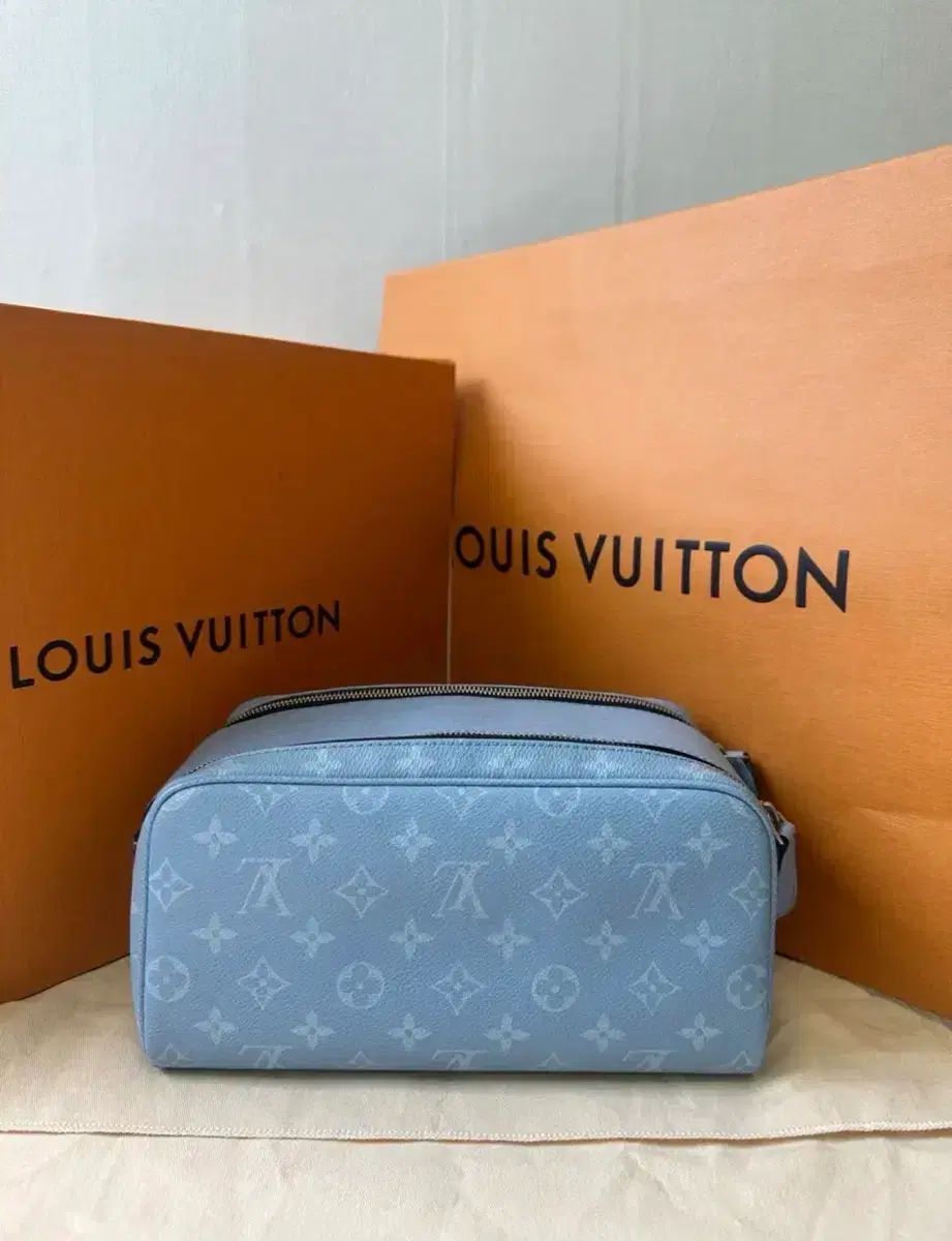 { OS / 新モデル / ほぼ新品 / 限定モデル } Louis Vuitton スカイ ドプキット