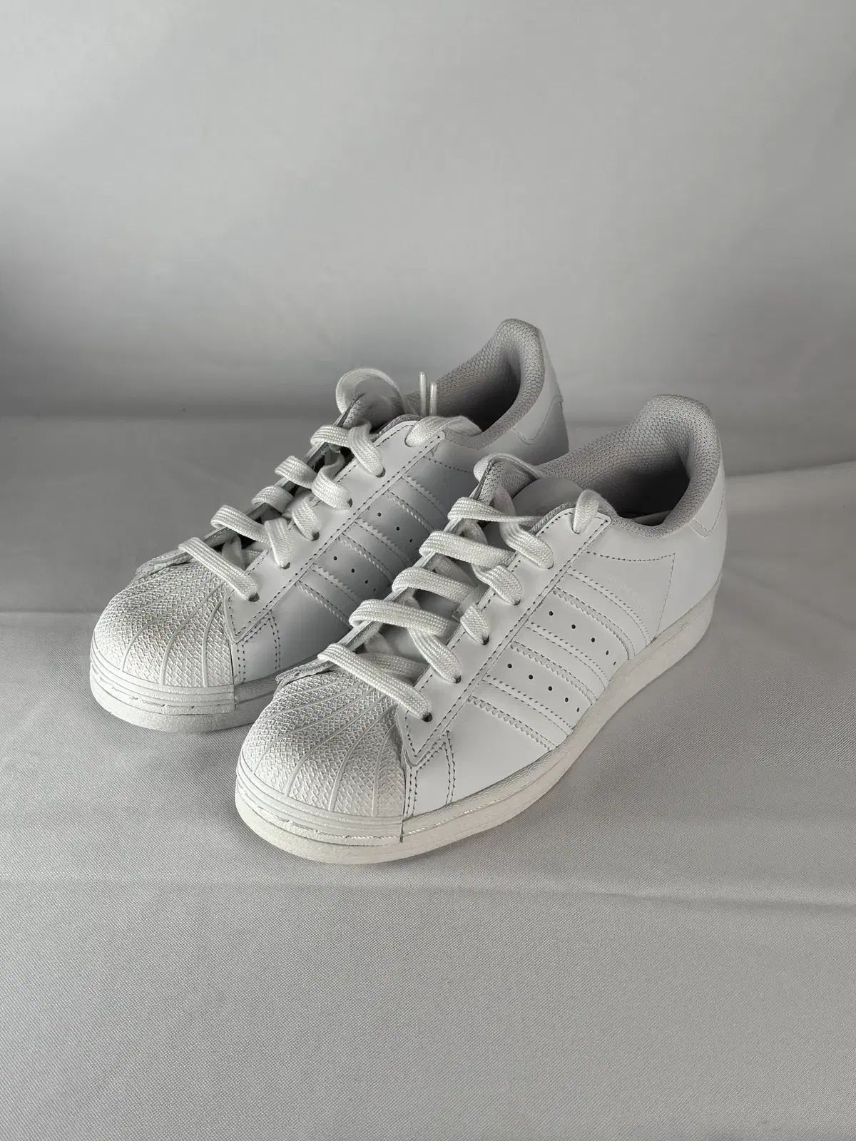 アディダス SUPERSTAR トリプル 白 新品 (ラスト2)