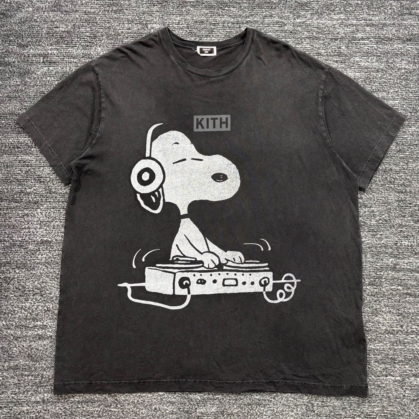 美品 KITH PEANUTS Snoopy DJ Vintage Tee Black XXL キス ピーナッツ スヌーピー ビンテージ加工 Tシャツ