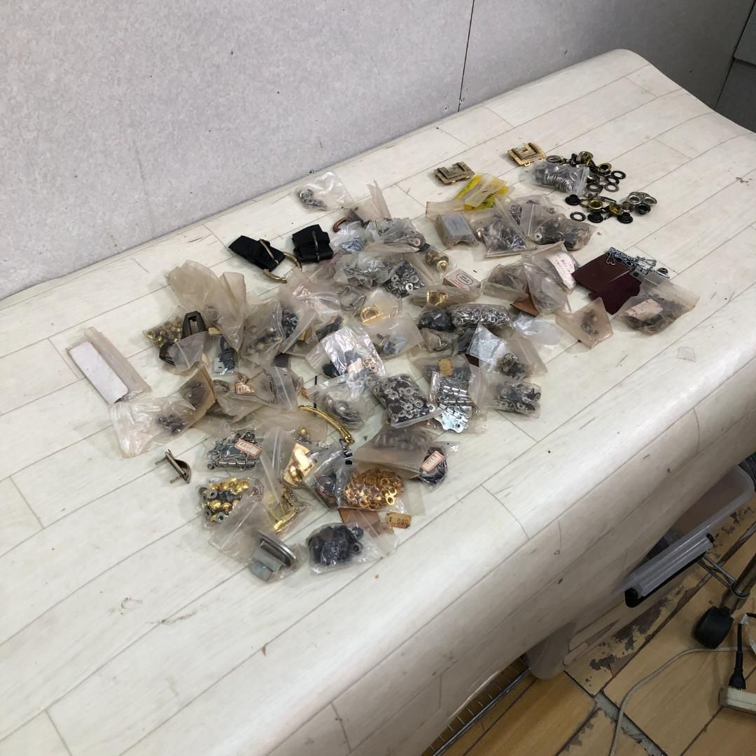 レザークラフト金具大量まとめ ハトメ ジャンパーホック 両面カシメ 真鍮バックル Dカン ナスカン チェーン 手芸材料 副資材 工房整理品　260223-10