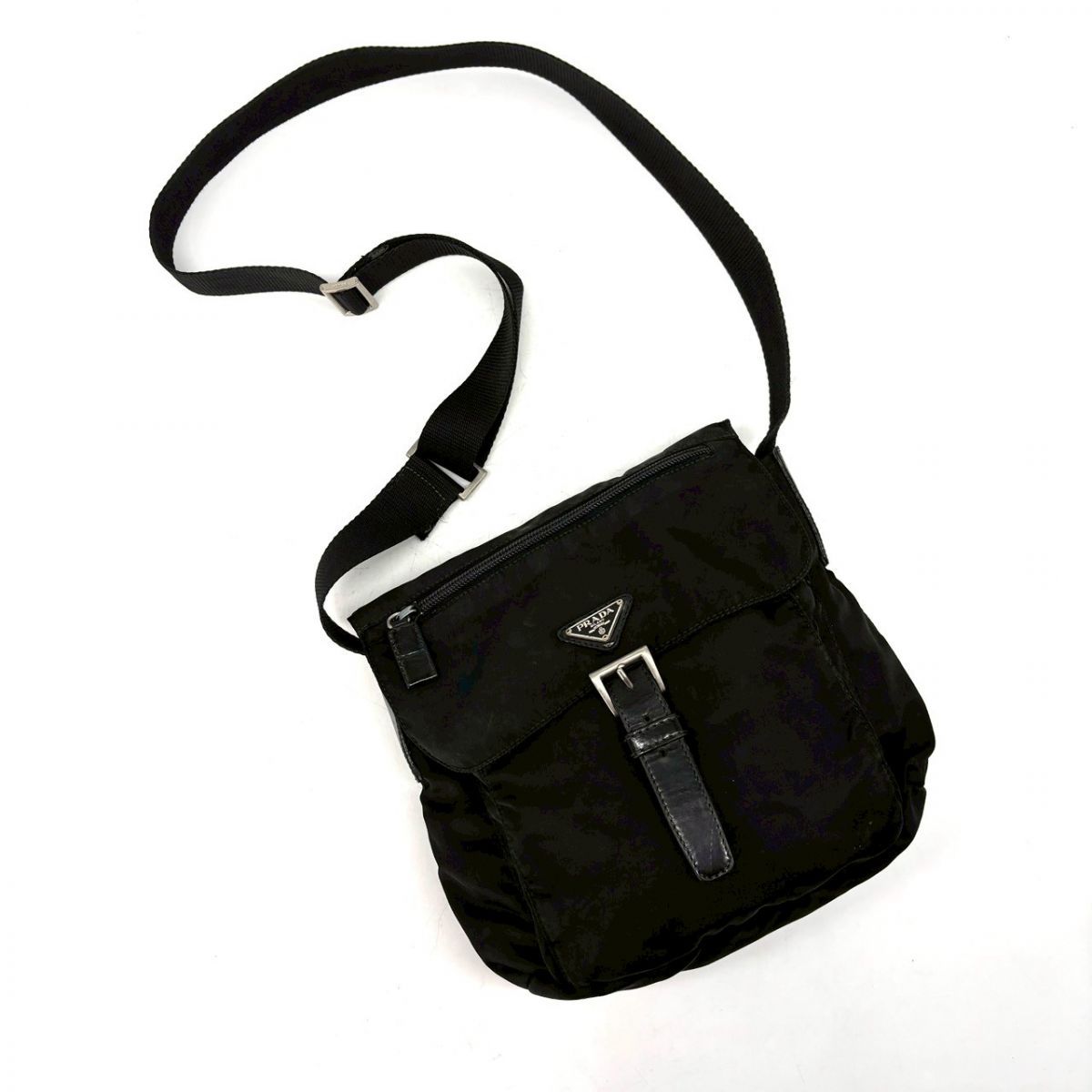 軽やかに街を巡る】 PRADA メッセンジャーバッグ トライアングルロゴ