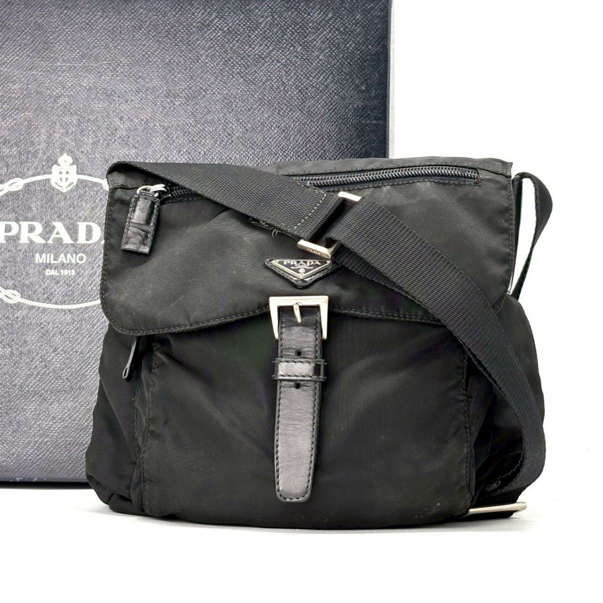 軽やかに街を巡る】 PRADA メッセンジャーバッグ トライアングルロゴ