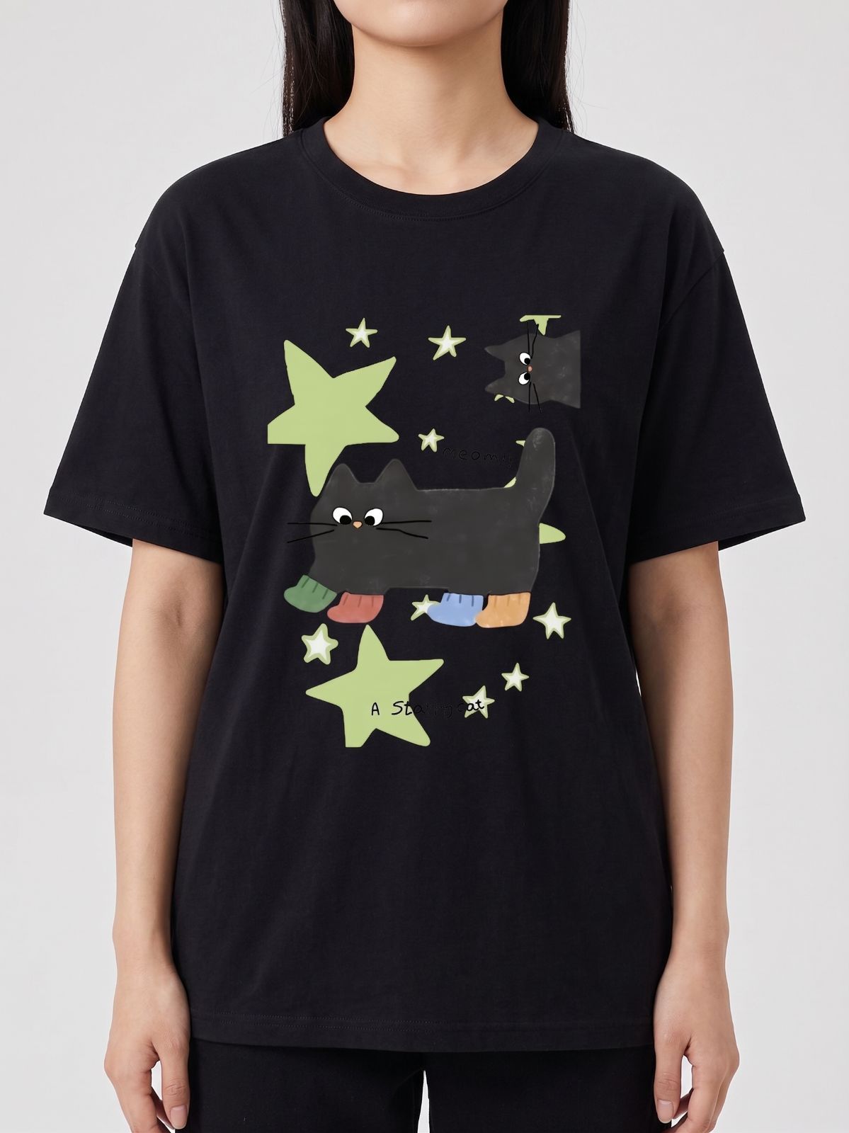 星と靴下黒猫 A Staring cat 水彩イラスト プリント Tシャツ - メンズ