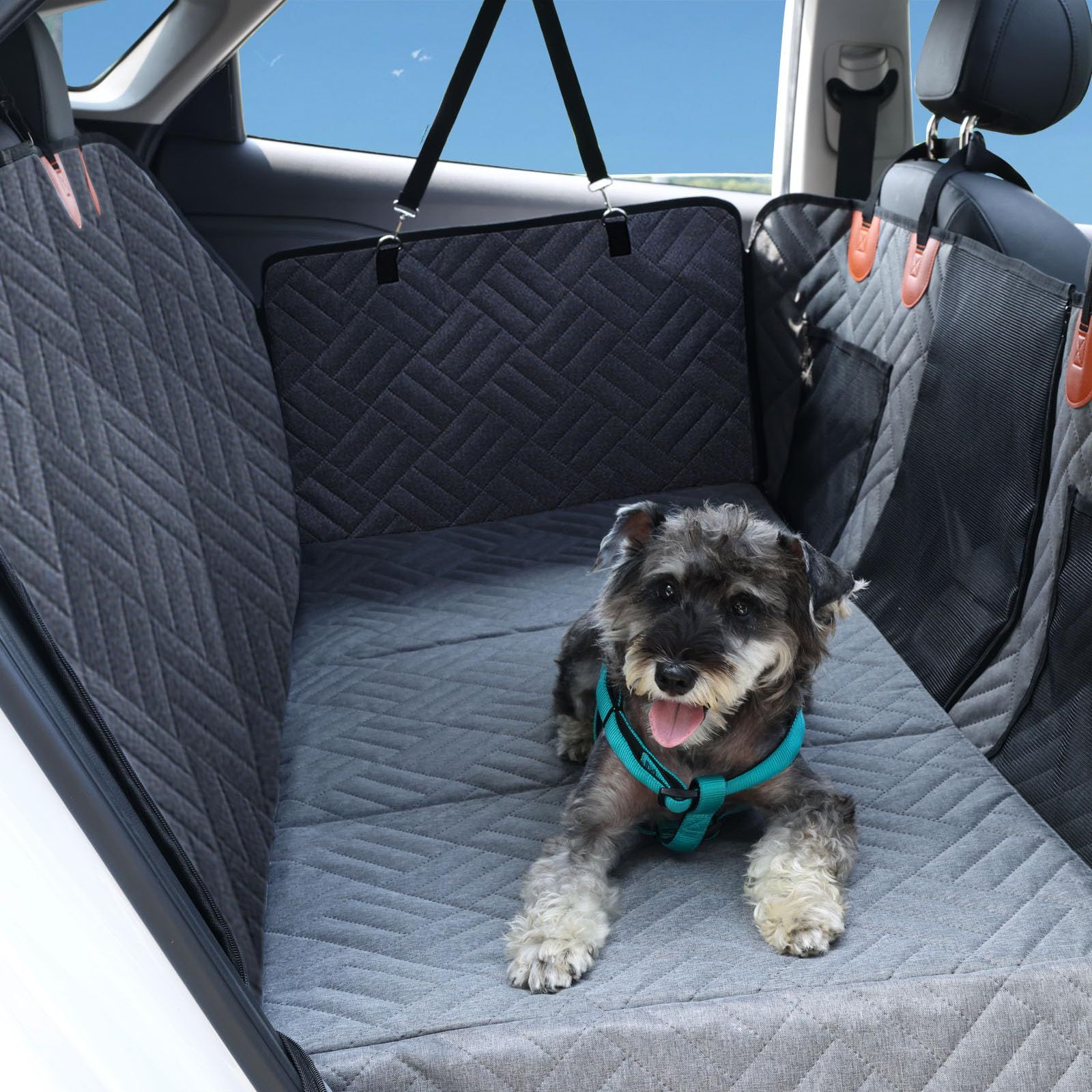 GIIPET ペット用ドライブシート犬 車 シート 全車種汎用 厚手仕様 犬用 ペットドライブシート 後部座席用 防水&耐摩耗 滑り止め 可視メッシュ窓 飛び出し防止リード付き 4方向展開 折り畳み式 大容量収納ポケット付き 汚れ防止 簡単取り付け132x63