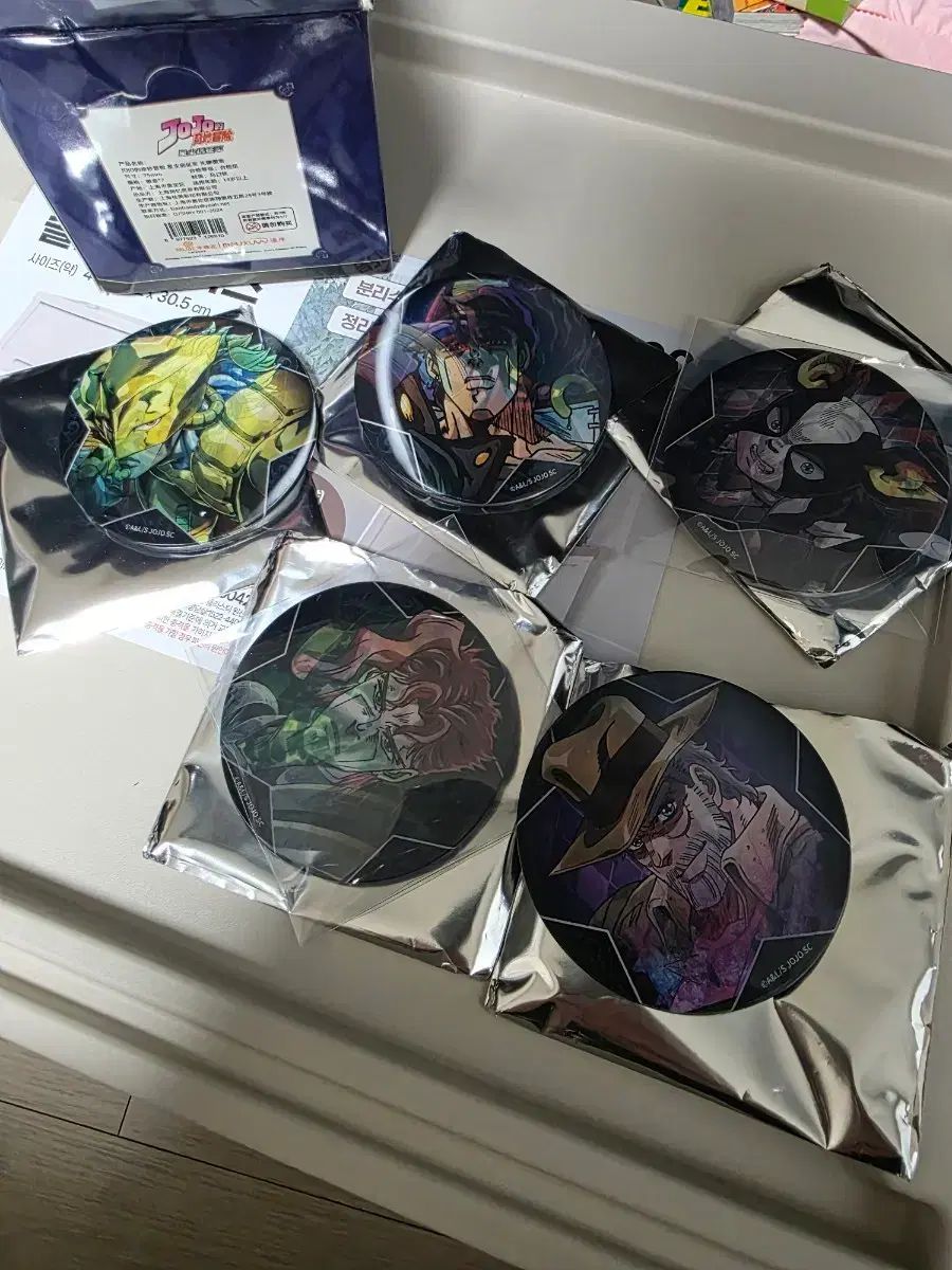 ジョジョの奇妙な冒険 グッズ ホログラム 円型 バッジ セット 5種
