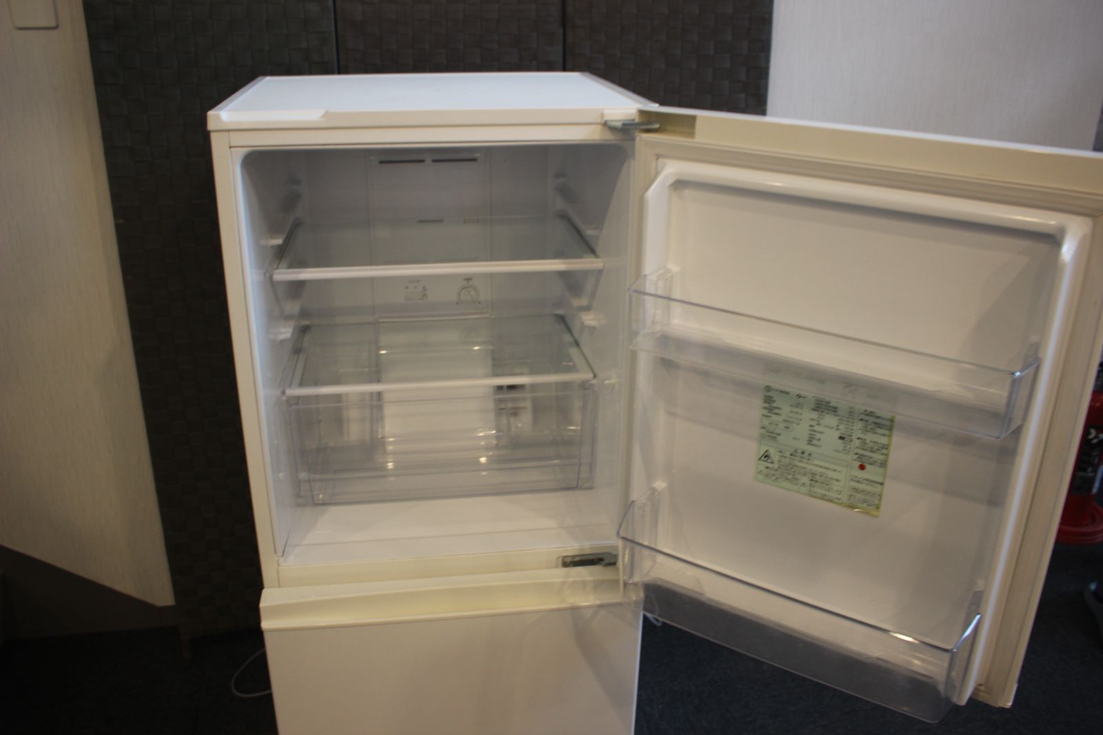 【お譲り】冷蔵庫 AQR-16G (W) 反町駅 2ドアノンフロン冷凍冷蔵庫146L AQUA AQR-16G（W）形 - メルカリ