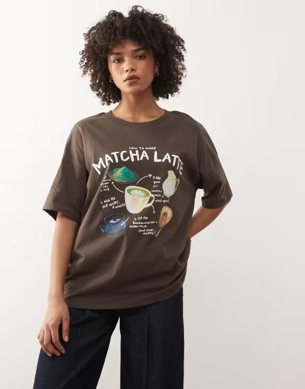 ノイジーメイ レディース トップス Tシャツ プリント Noisy May Tshirt with matcha print in chocolate Brown ブラウン