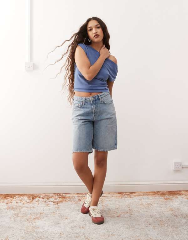 ウィークデイ レディース ボトムス ハーフパンツ・ショーツ ひざ丈 ショートパンツ デニム Weekday low waist knee length denim shorts Blue Fade ブ