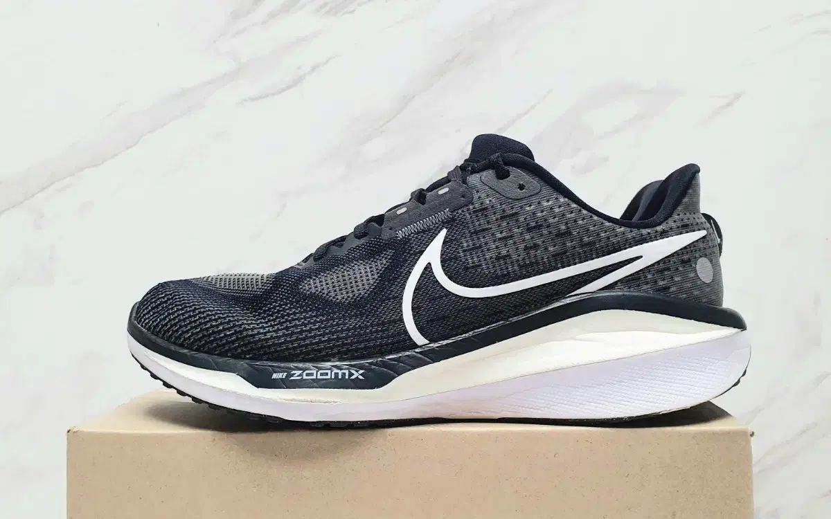 ナイキ エアズーム ボメロ17 ランニングシューズ 270