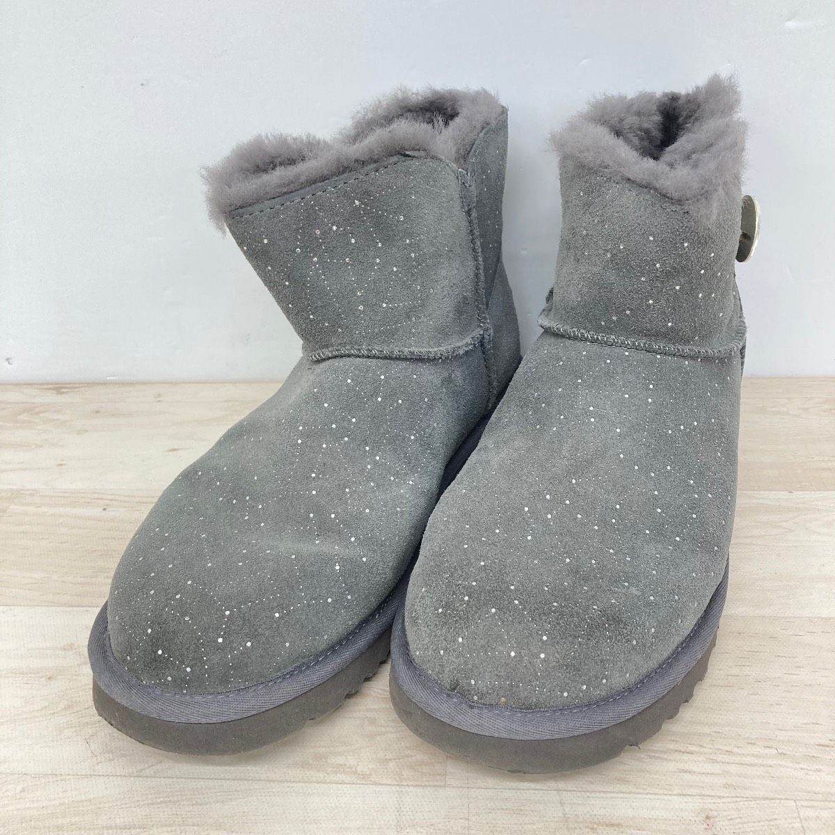 【未使用】UGG アグ メタリックシルバー ムートンブーツ US8 25cm UGG/アグ ムートンブーツ 25cm グレー ラメ ラインストーン 1008822