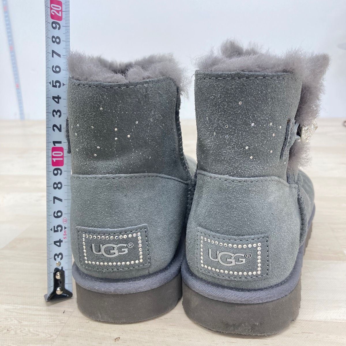 【未使用】UGG アグ メタリックシルバー ムートンブーツ US8 25cm UGG/アグ ムートンブーツ 25cm グレー ラメ ラインストーン 1008822