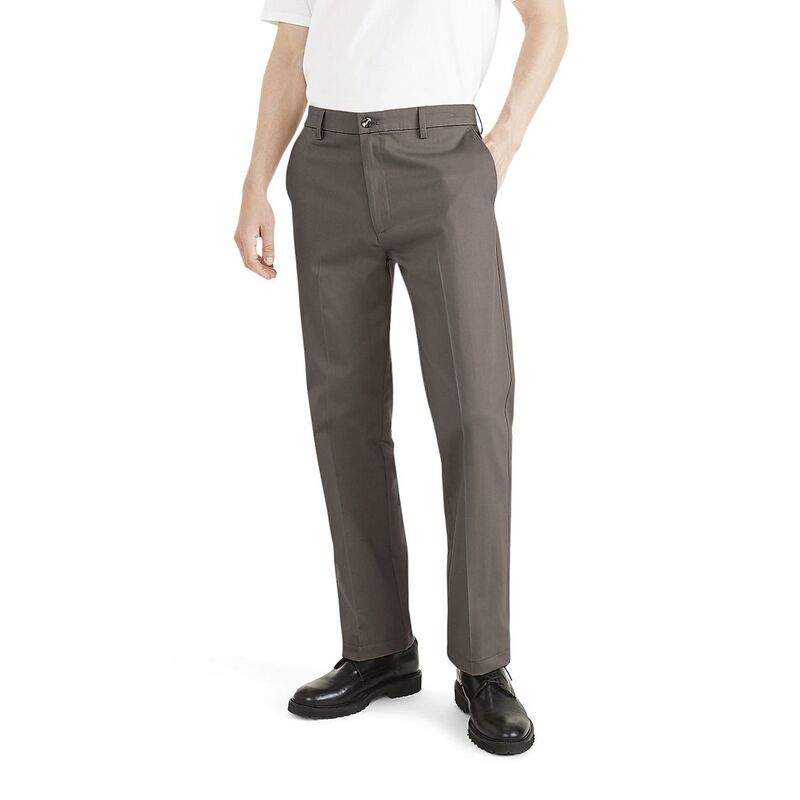 ドッカーズ メンズ ボトムス カジュアルパンツ Mens Dockersignature IronFree Stain Defender ClassicFit Khaki Pants Pebble カ