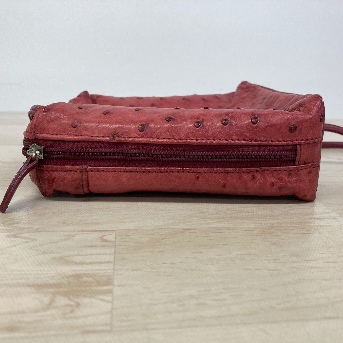 美品 オーストリッチ ショルダーバッグ/リュックサック ボルドー系 美品 オーストリッチ ショルダーバッグ/リュックサック ボルドー系