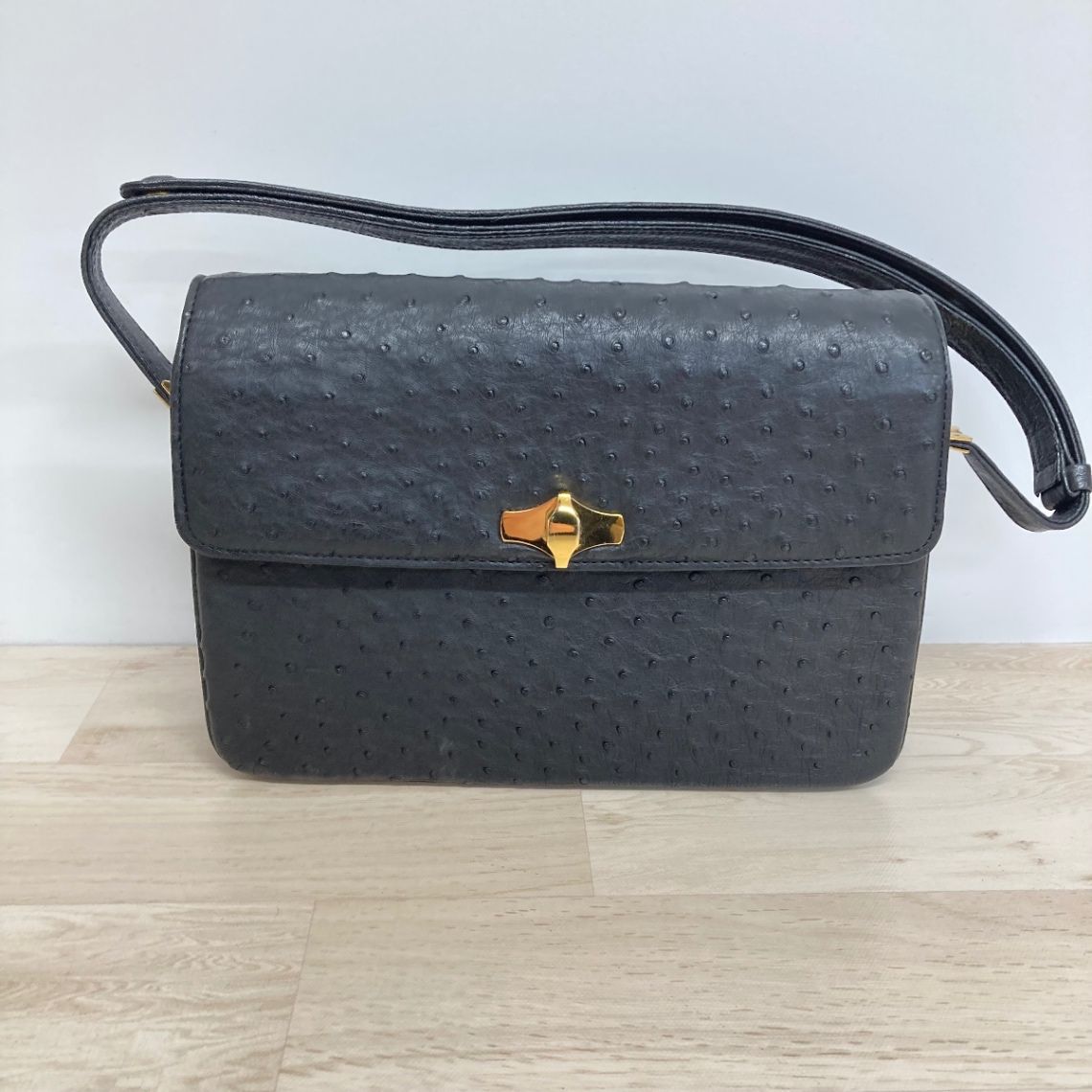 美品【オーストリッチ本革】ビジネスバッグ　ゴールド金具　ブラック オーストリッチ ショルダーバッグ ブラック ゴールド金具 レディース