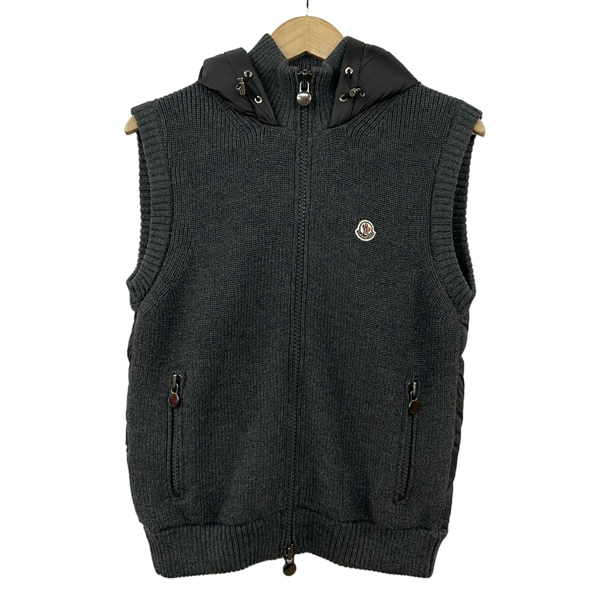 モンクレール ダウンベスト サイズM メンズ美品 MAGLIONE TRICOT GILET(マリオーネトリコットジレ) ダークグレー ジップアップ/秋/冬