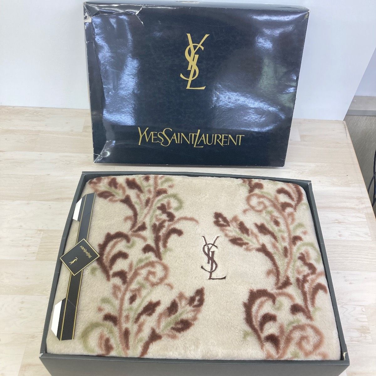 イヴ・サンローラン　ニューマイヤー毛布 ブランケット　総ロゴ　ブラウン 美品 Yves Saint Laurent/イヴサンローラン 毛布/ブランケット YSLロゴ