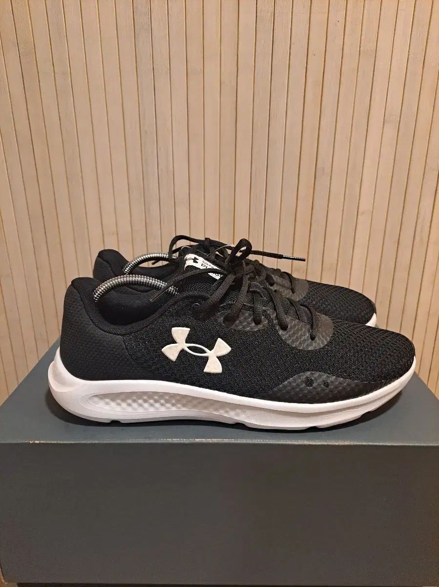 UNDER ARMOUR アンダーアーマー ランニングシューズ ブラック 白 270サイズ (傷なし)
