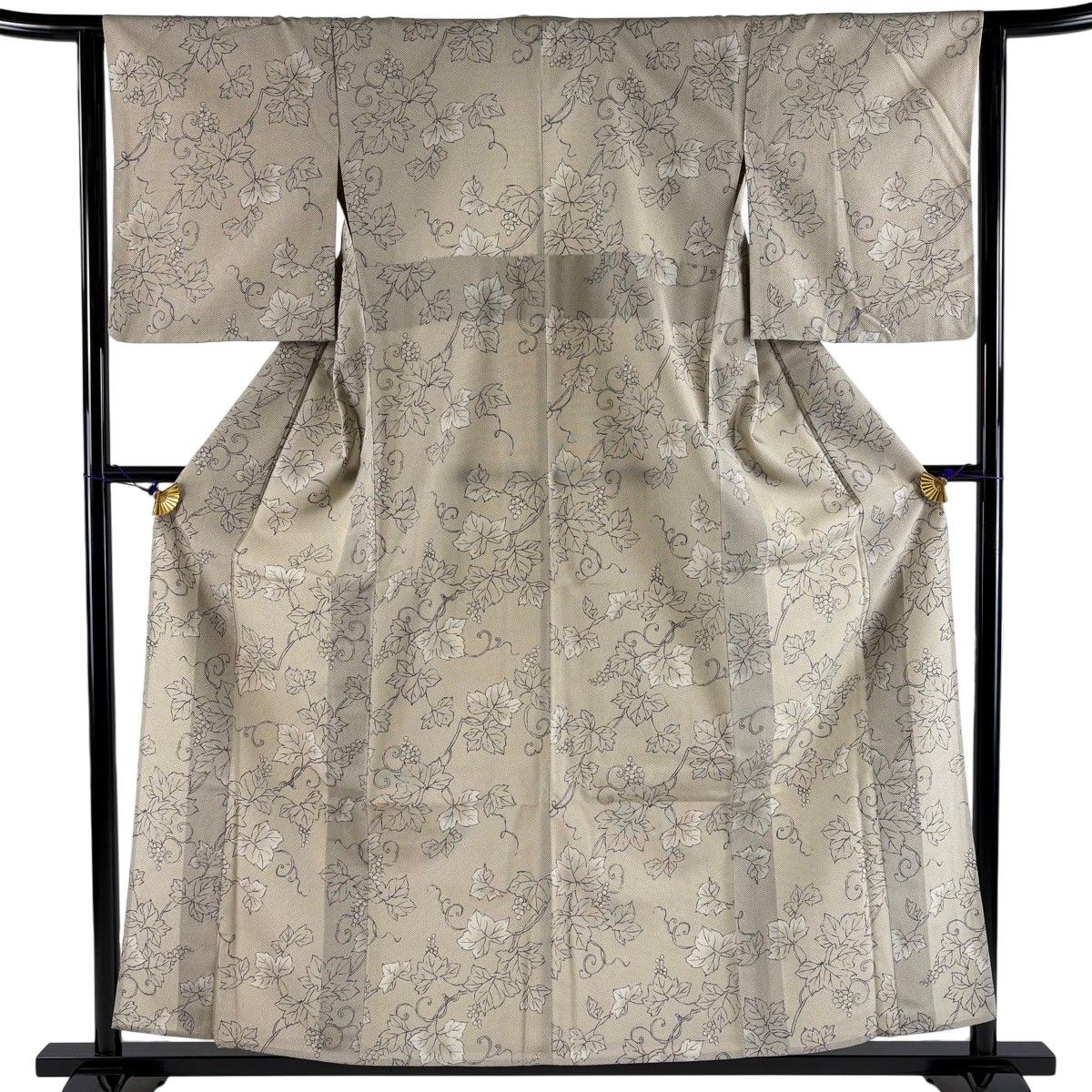 【美品】 小紋 身丈157cm 裄丈64.5cm M 単衣 やまと 葡萄唐草 薄茶色 正絹 名品 【中古】