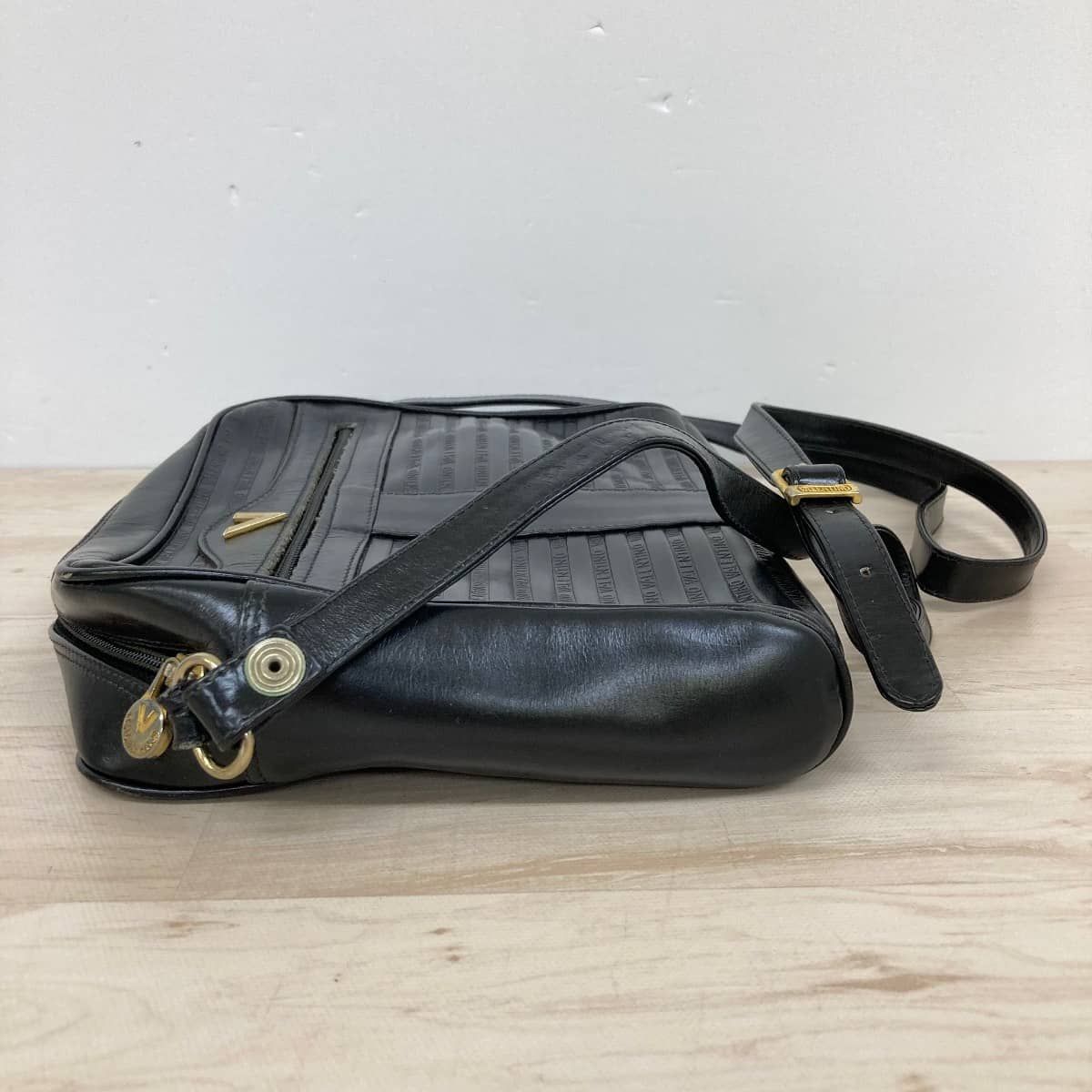 VALENTINO ヴァレンティノ ショルダーバッグ ブラック/黒 Vロゴ 