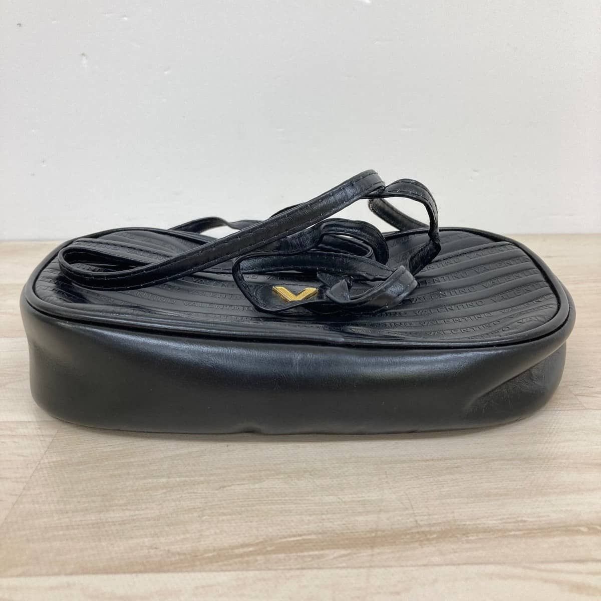 H9507-42◾️ヴァレンティノ レザーショルダーバッグ ロゴ斜め掛け 