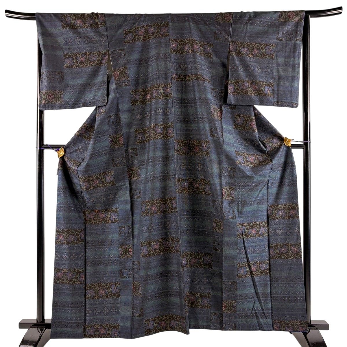 袷　紬　横段に花模様　裄67cm 正絹 美品】 大島紬 身丈162cm 裄丈66.5cm M 袷 純泥染 証紙 花唐草 横段 藍