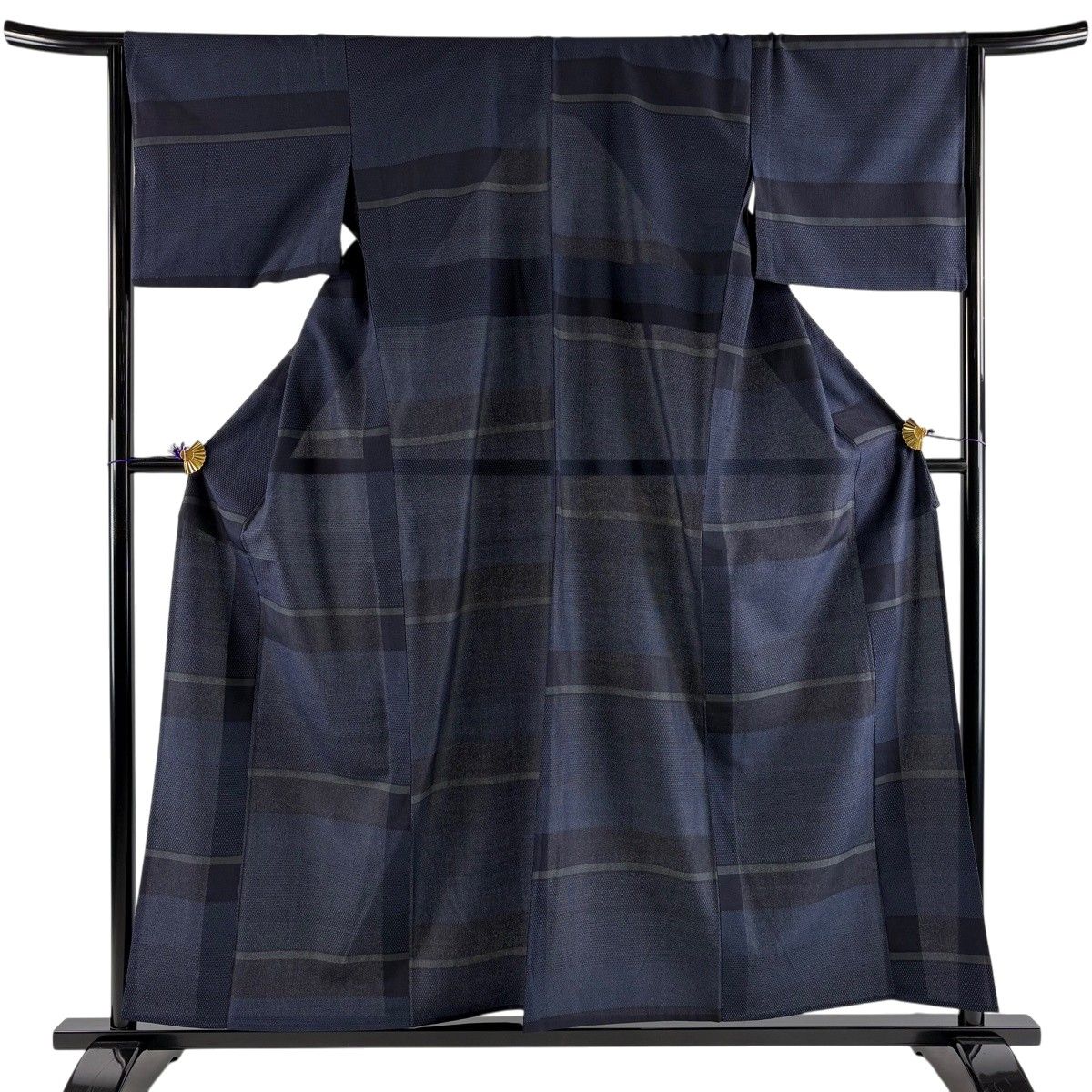 【美品】 紬 身丈156cm 裄丈65.5cm M 単衣 やまと 段縞 亀甲絣 紺色 正絹 名品 【中古】 15,260円