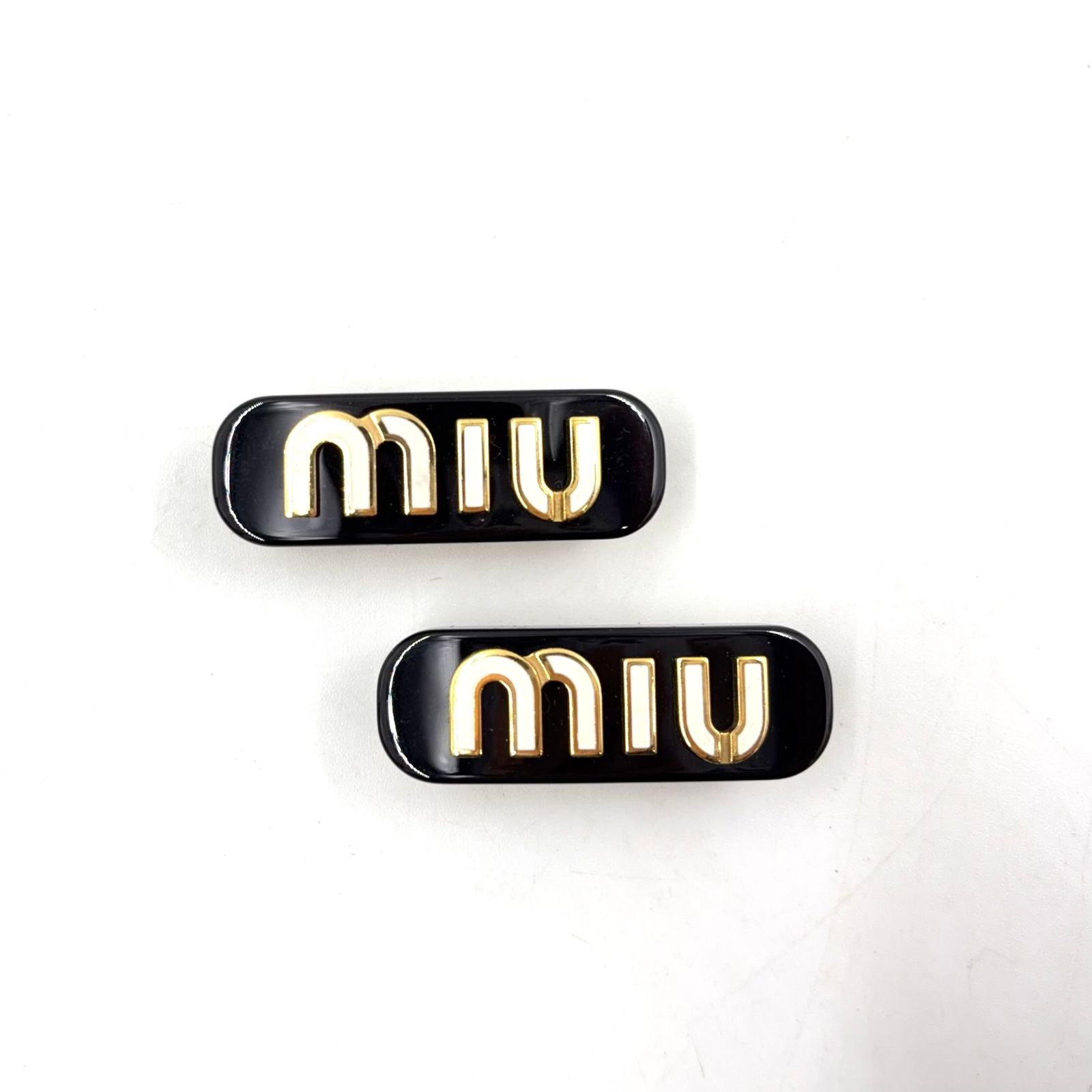 新着】miu miu エナメルメタル ロゴ メタル、プラスチック、レジン 