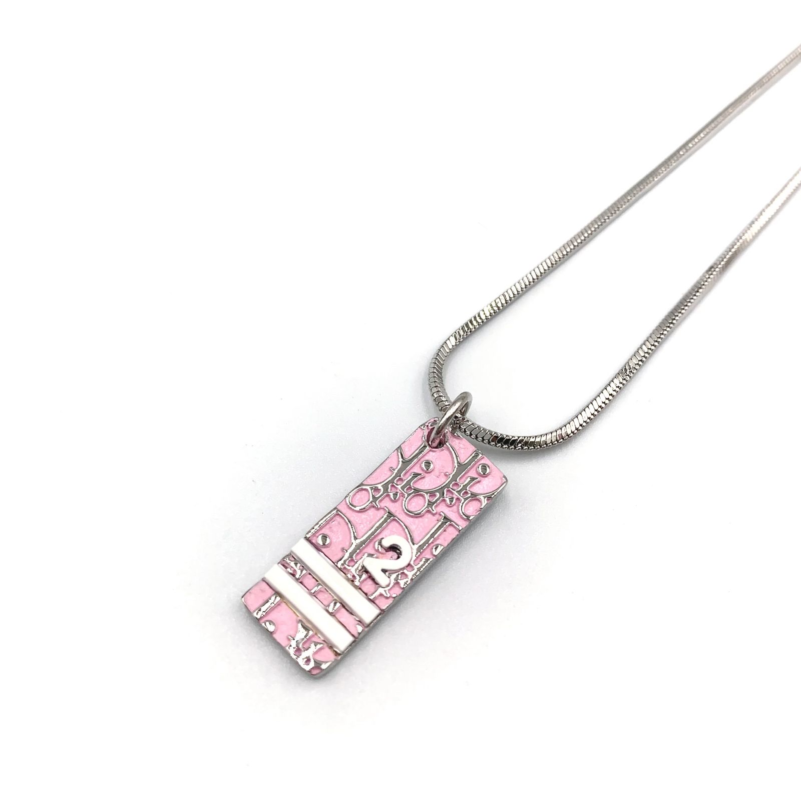Christian Dior トロッター柄 ネックレス ピンク シルバーカラー 新着】Christian Dior トロッター ナンバー2プレート メタル、エナメル