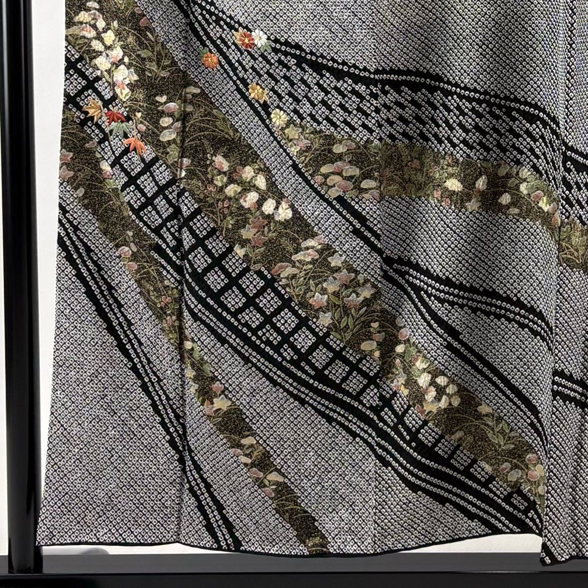 訪問着 身丈154cm 裄丈63cm S 袷 秋草 笹 刺繍 絞り 黒 正絹 秀品
