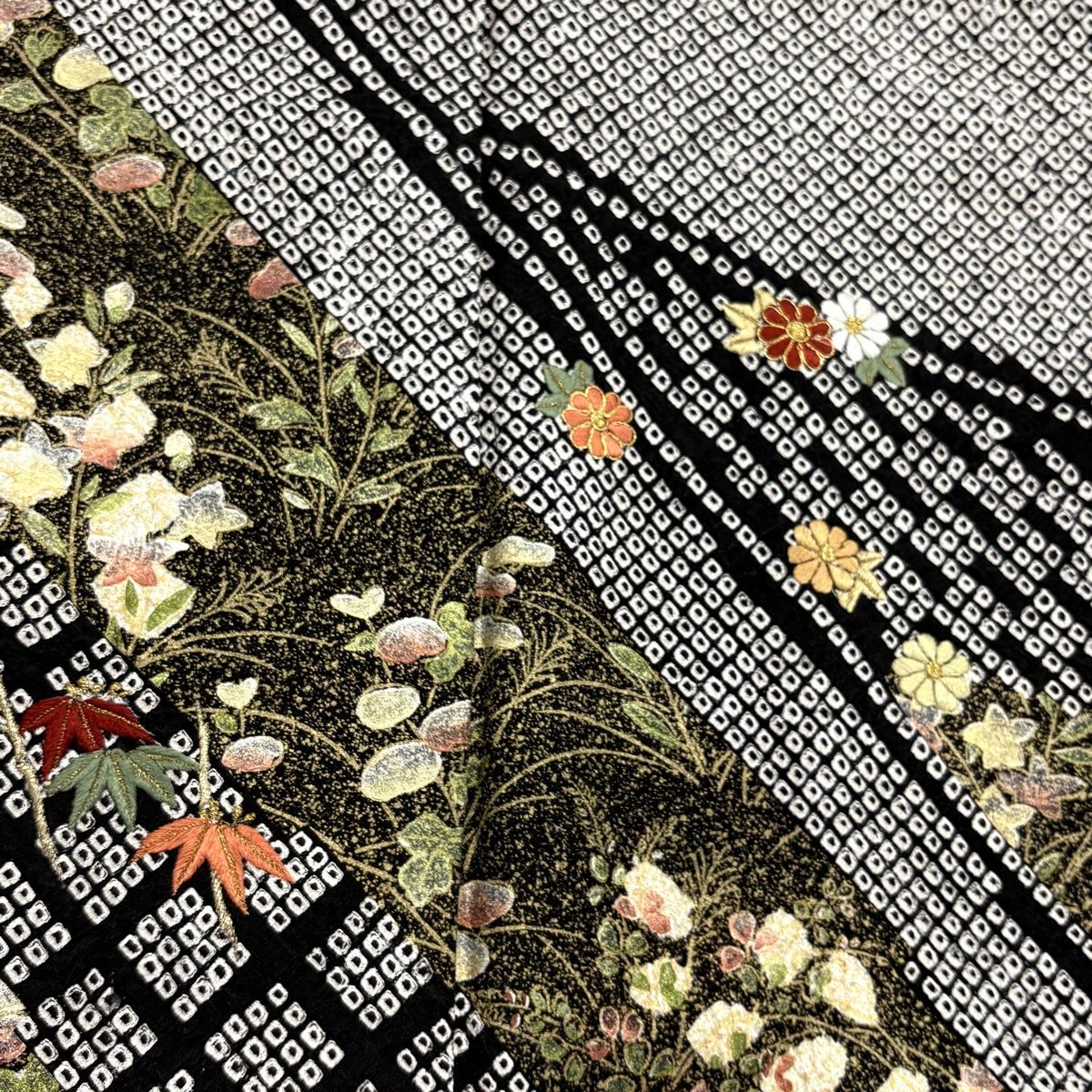 ［4400］訪問着 美品 草花文様 絞り 逸品 黒地 正絹 着物 袷 刺繍 訪問着 身丈154cm 裄丈63cm S 袷 秋草 笹 刺繍 絞り 黒 正絹 秀品