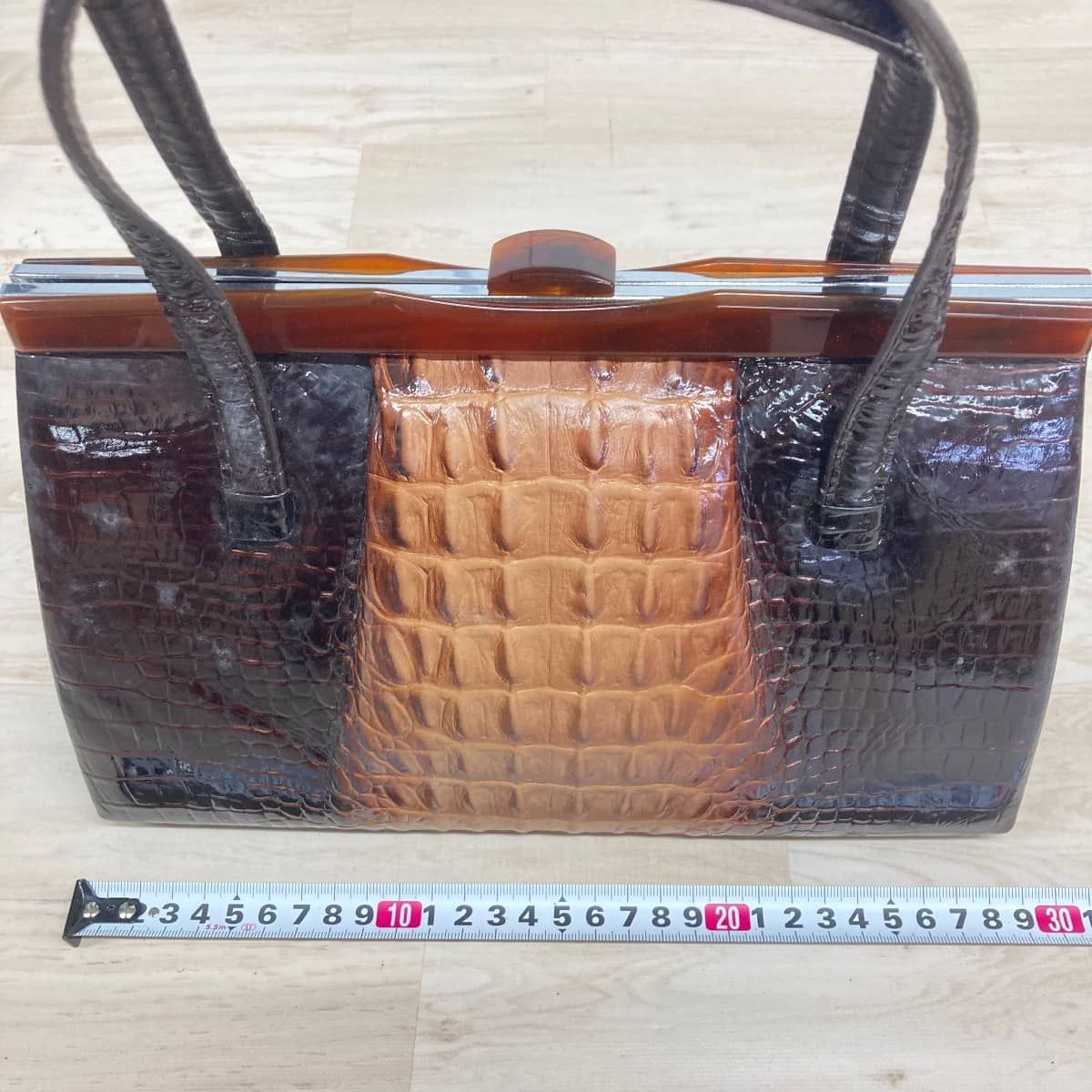 クロコダイル調 ハンドバッグ ブラウン/茶色 がま口タイプ べっ甲風