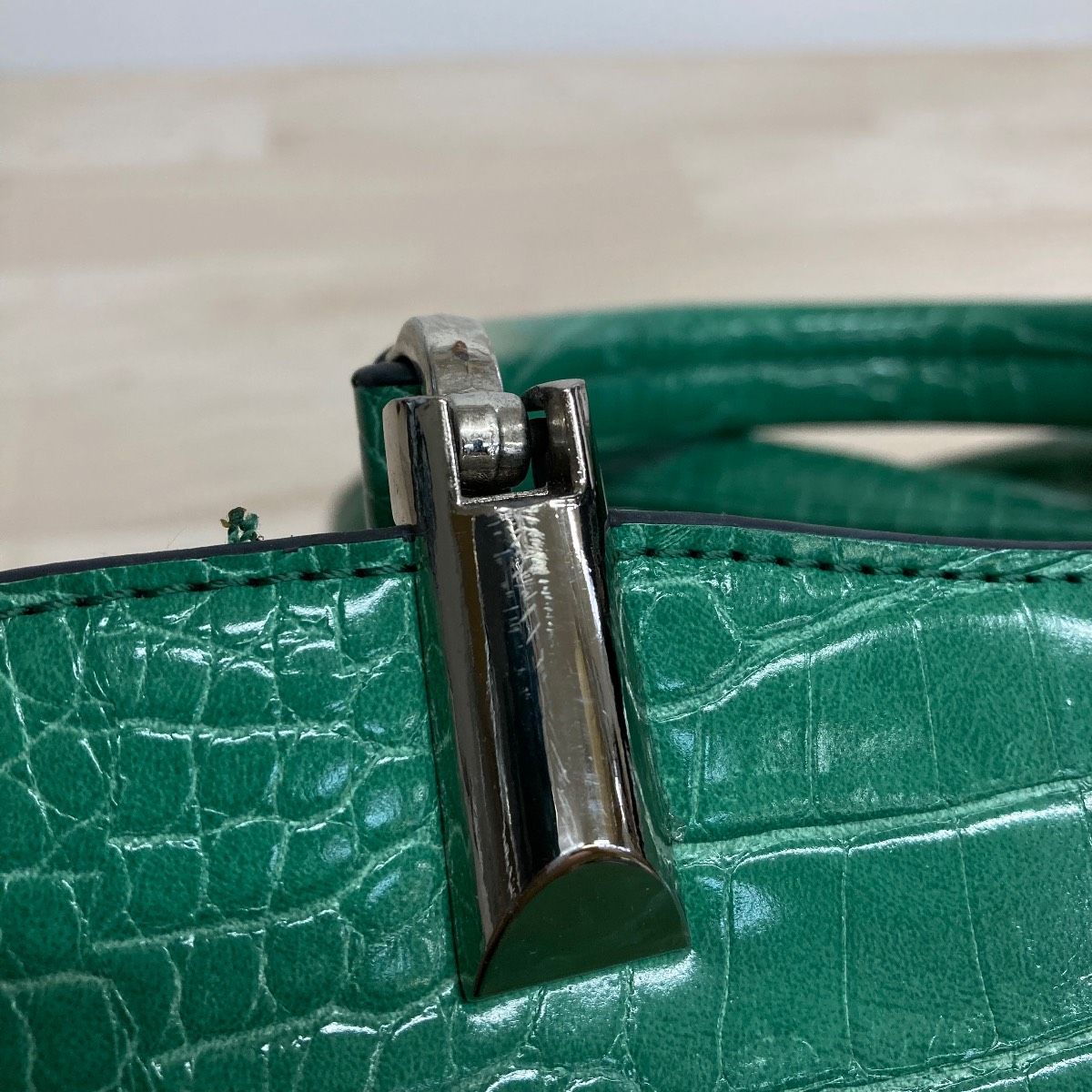 ハンドバッグ　ショルダー　2way　クロコダイル　型押し　シャイニング　グリーン D.KELLY JAPAN 2way ハンドバッグ/ショルダーバッグ グリーン クロコ型