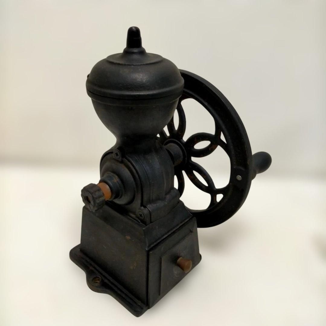 Kalita（カリタ）鋳鉄製の重厚感ある手回しコーヒーミル。高さ約25cm・重量約3kgの大型タイプで、実用はもちろん店舗什器やレトロインテリアとしても映える一品 260204-4T