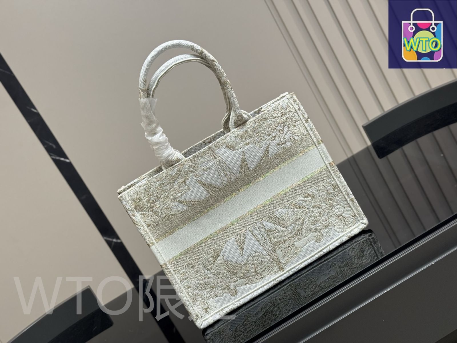 今日WTO】Dior ディオール ブックトート 大容量でファッション性に