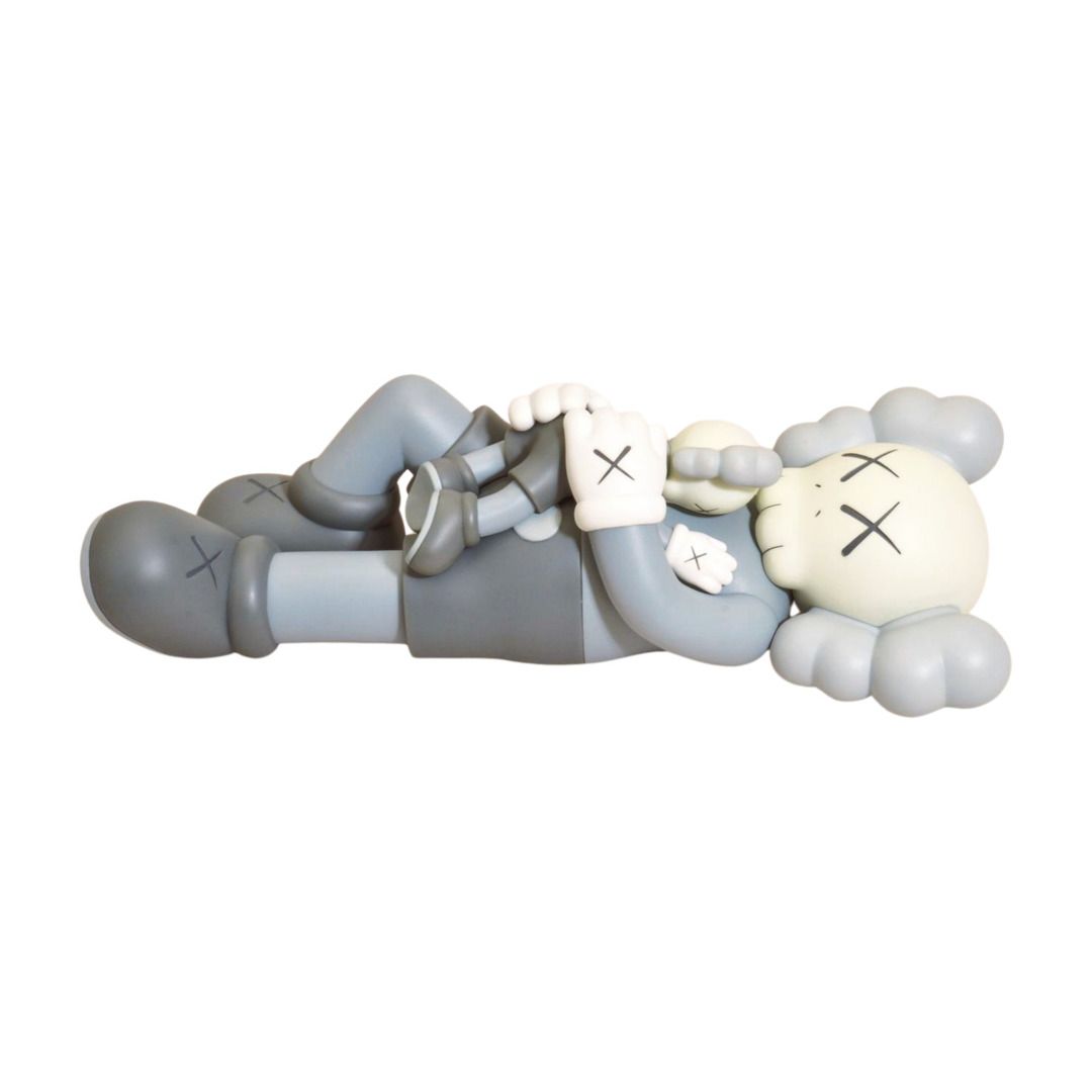 Kaws カウズ :Holidy シンガポール限定 フィギュアドール グレー メンズ F-YA1113