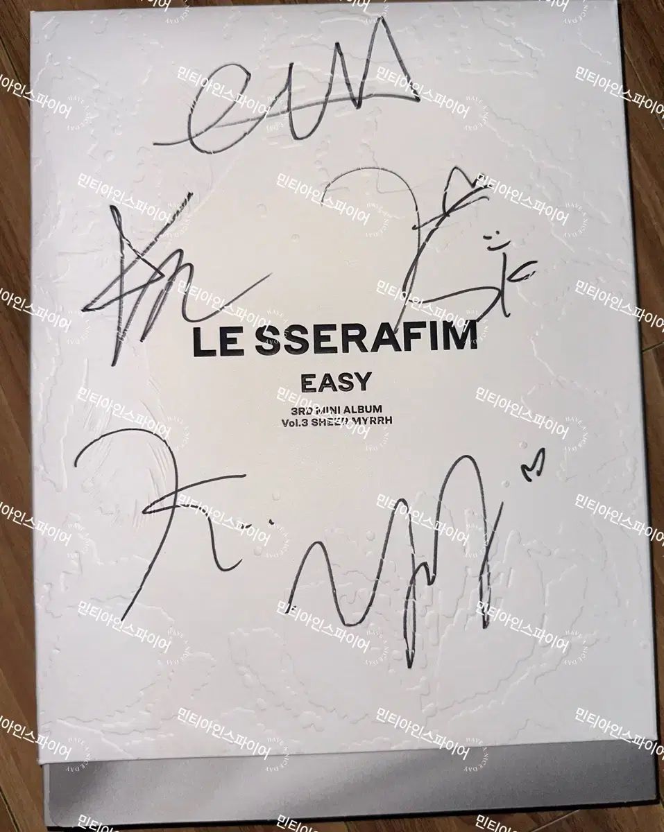 非売品) LE SSERAFIM（ルセラフィム） MINI 3集 EASY サイン アルバム