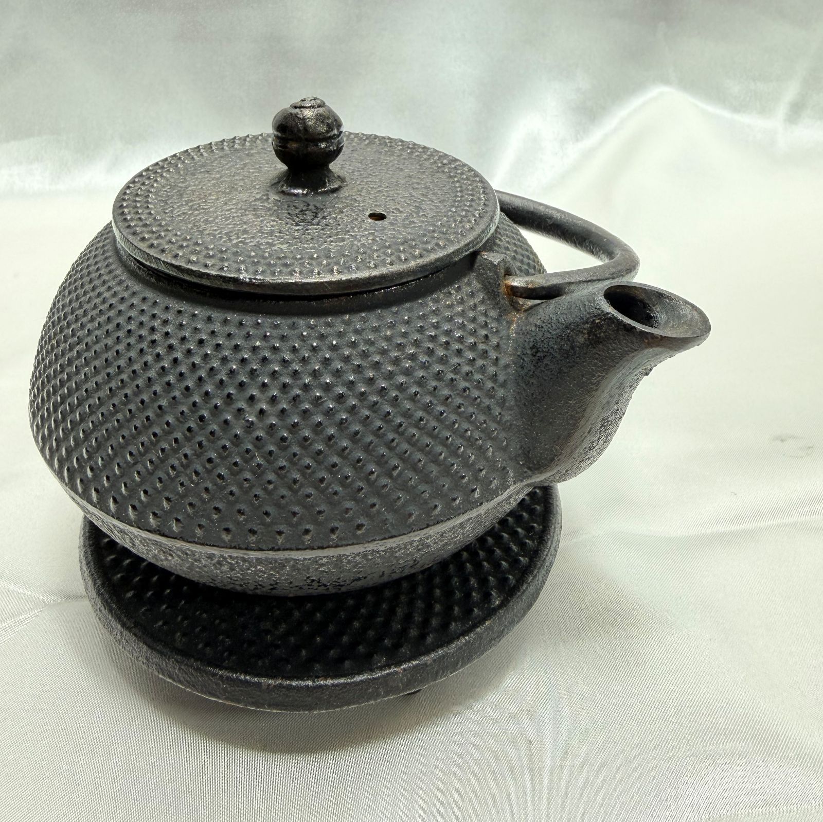 黒色 鉄瓶 茶こし・台座付き 未使用 岩鋳 南部鉄器 鉄瓶 急須 茶こし・台座付き - メルカリ