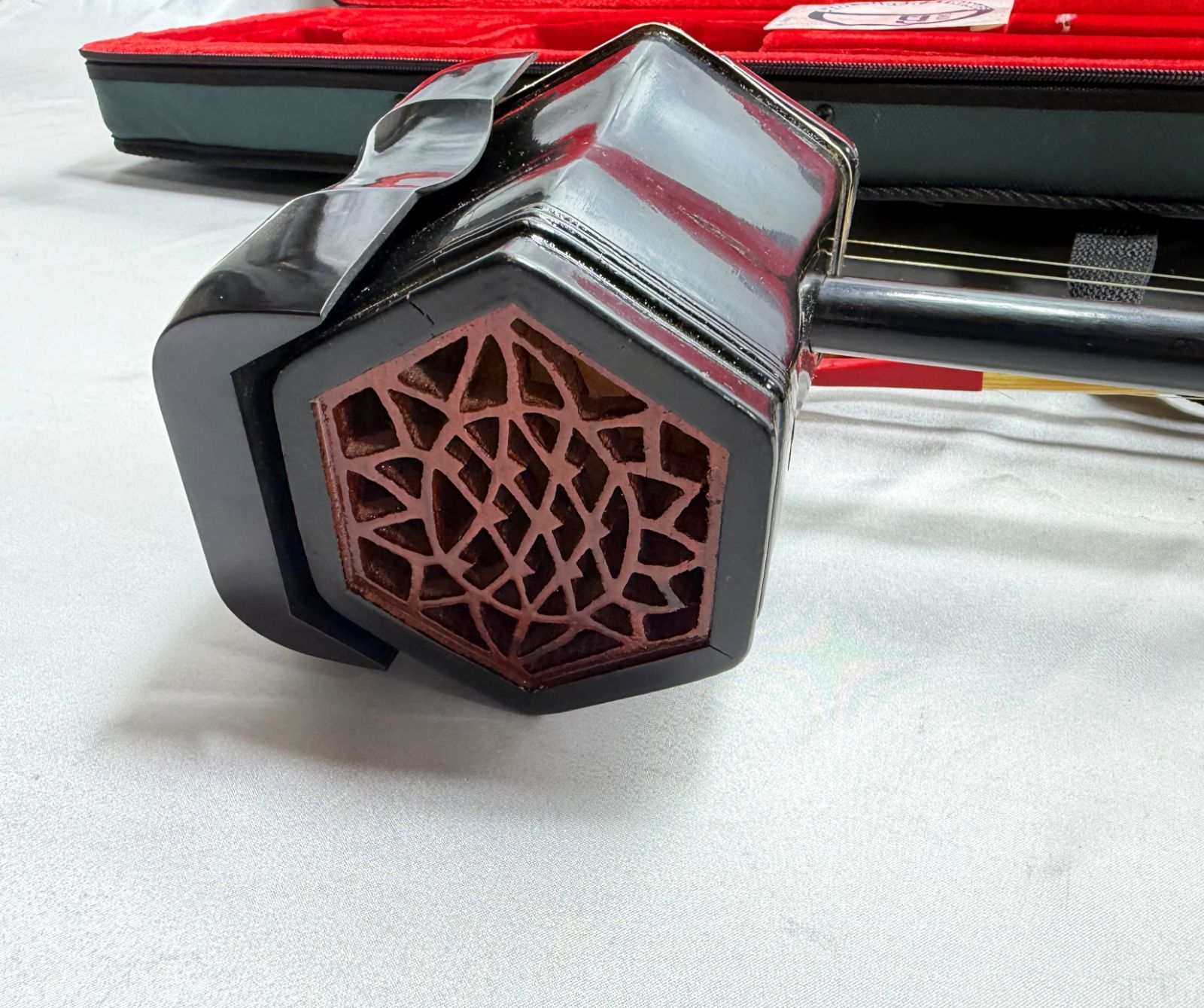 二胡 蛇皮 ケース付 弓 弦 中国楽器 民族楽器 現状品 - メルカリ