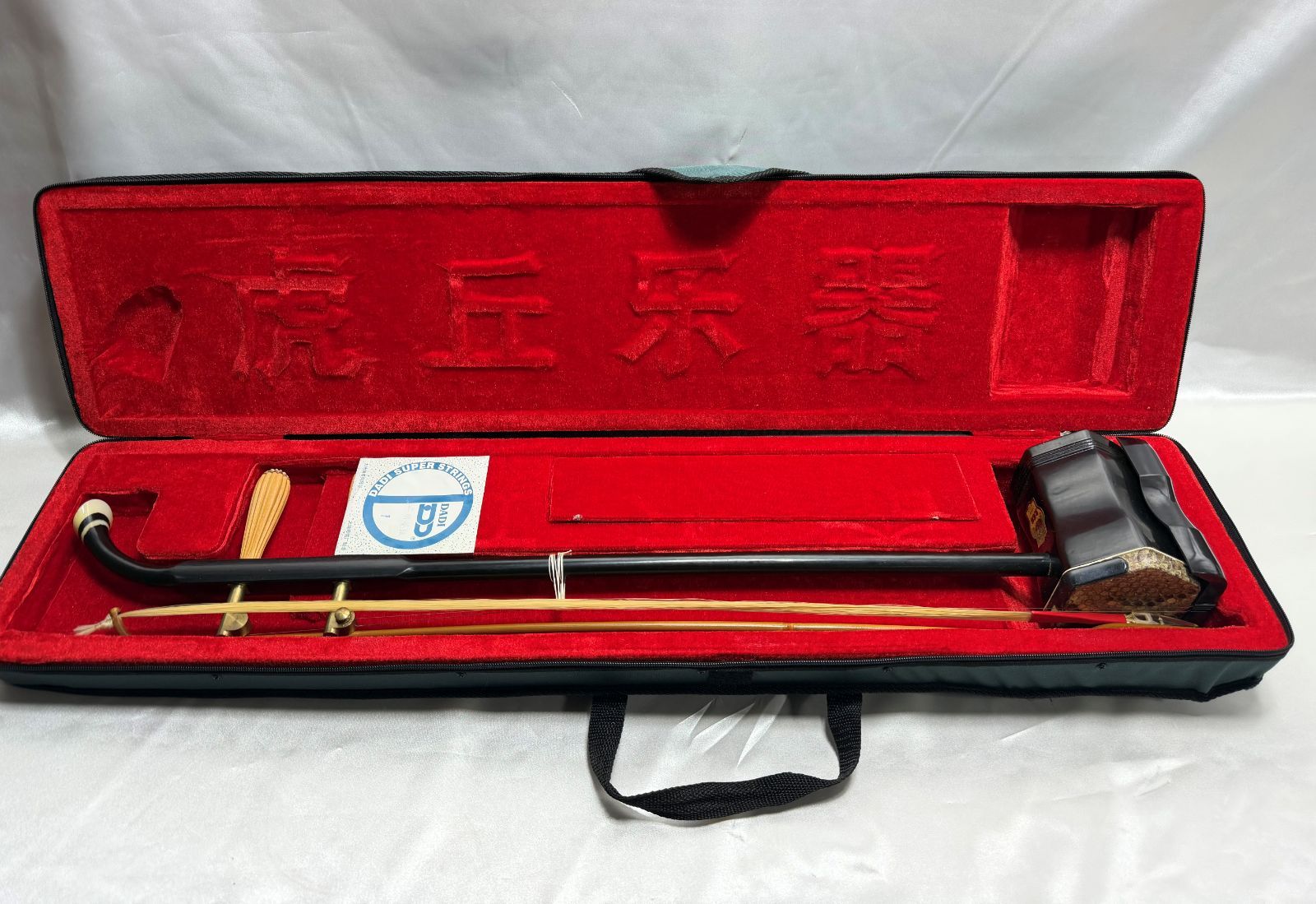 二胡 蛇皮 ケース付 弓 弦 中国楽器 民族楽器 現状品 - メルカリ